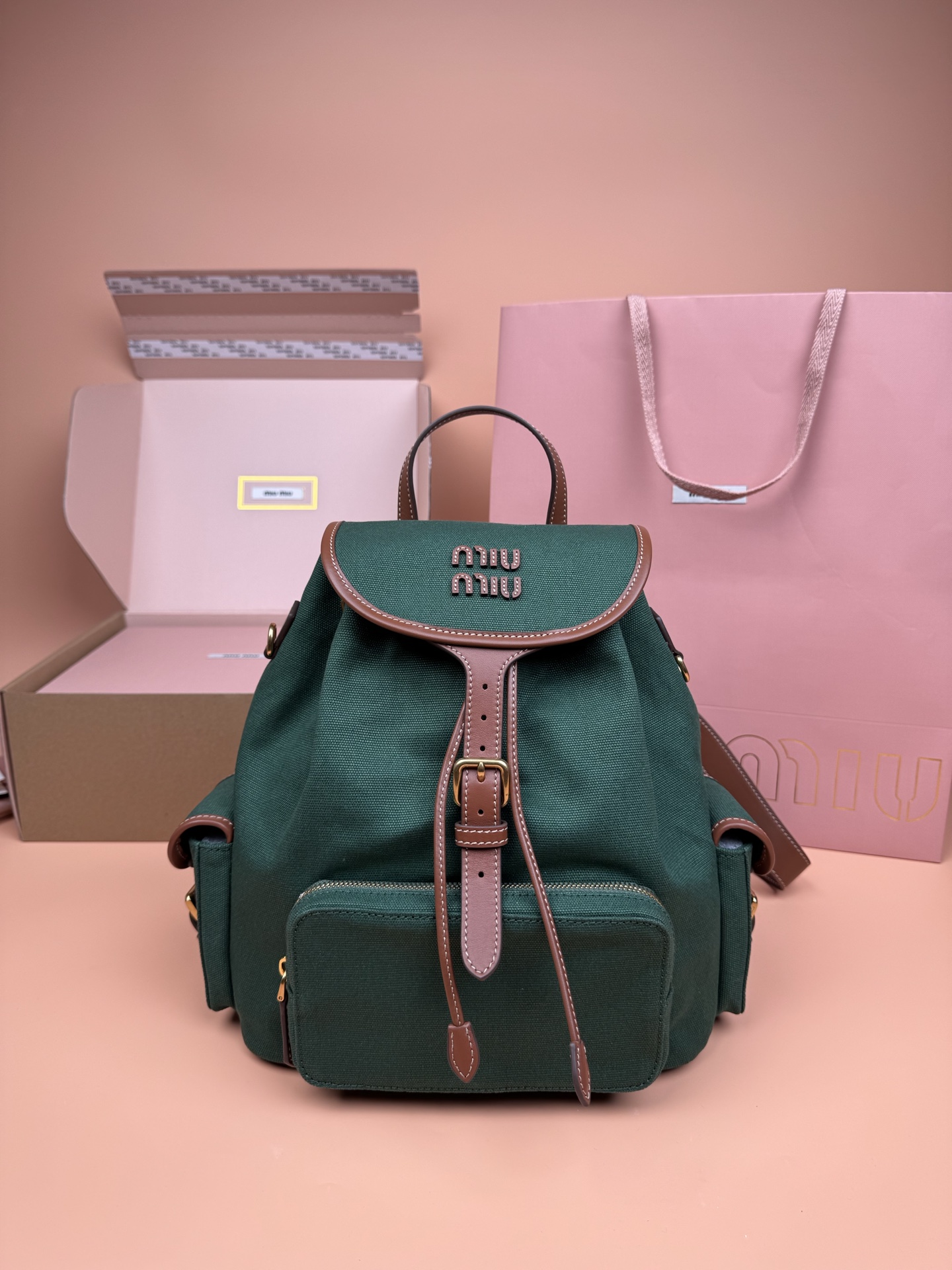 【MIuMi新款学院风双肩包】～少女双肩包
25SS系列秀款帆布(全皮)背包的设计灵感源自校园，采用耐磨的帆布和柔软的牛皮材质，独特的多口袋设计，是复古与实用的完美融合。推出充满复古文艺气息的颜色，校园少女风穿搭的必单品～
型号：5BZ043   【小号】
型号：5BZ042   【大号】
小号尺寸：w22×h18×d11.5cm
大号尺寸：w29.5×h25×d12.5cm