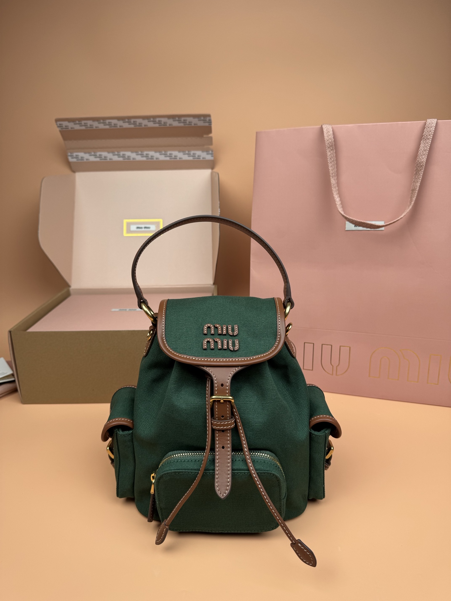 【MIuMi新款学院风双肩包】～少女双肩包
25SS系列秀款帆布(全皮)背包的设计灵感源自校园，采用耐磨的帆布和柔软的牛皮材质，独特的多口袋设计，是复古与实用的完美融合。推出充满复古文艺气息的颜色，校园少女风穿搭的必单品～
型号：5BZ043   【小号】
型号：5BZ042   【大号】
小号尺寸：w22×h18×d11.5cm
大号尺寸：w29.5×h25×d12.5cm