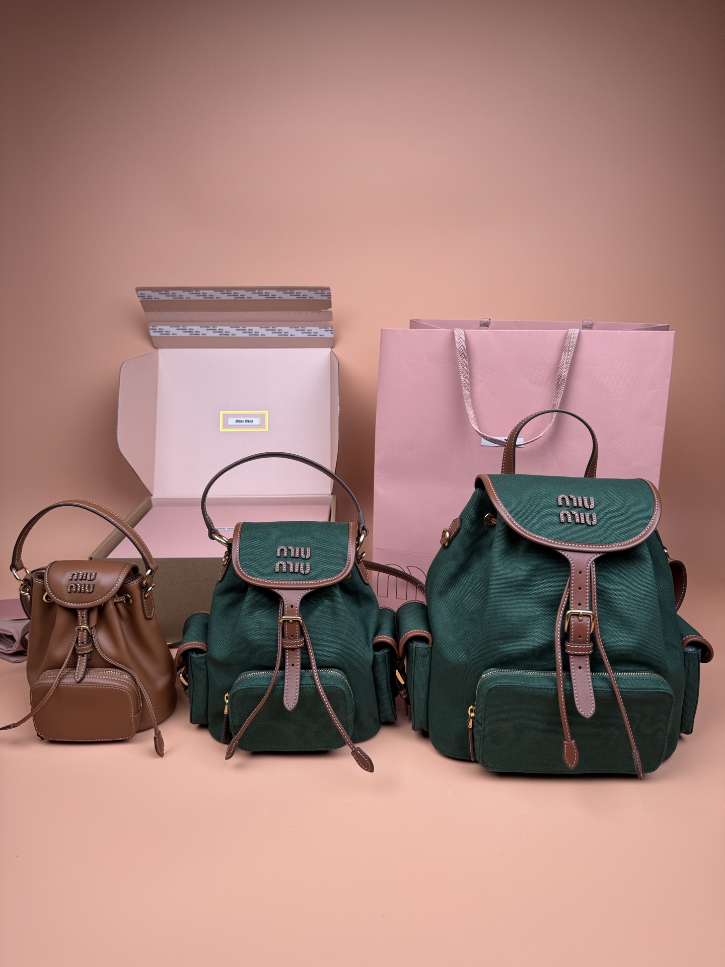 【MIuMi新款学院风双肩包】～少女双肩包
25SS系列秀款帆布(全皮)背包的设计灵感源自校园，采用耐磨的帆布和柔软的牛皮材质，独特的多口袋设计，是复古与实用的完美融合。推出充满复古文艺气息的颜色，校园少女风穿搭的必单品～
型号：5BZ043   【小号】
型号：5BZ042   【大号】
小号尺寸：w22×h18×d11.5cm
大号尺寸：w29.5×h25×d12.5cm