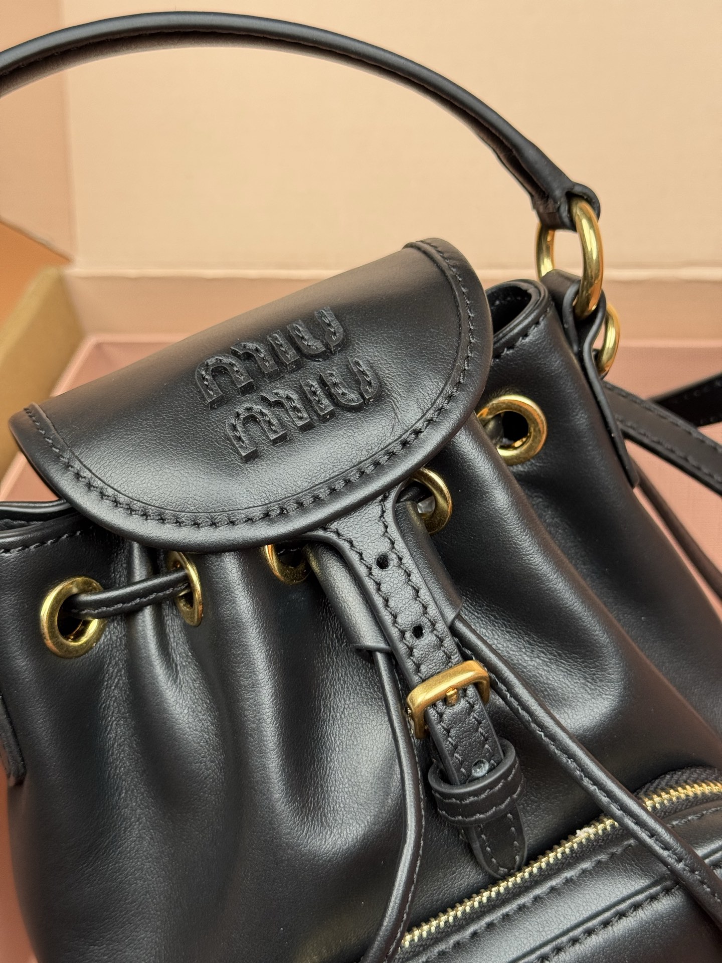 p860。【特级五金原厂皮】双肩包牛皮革～迷你黑色

这款牛皮革双肩迷你背包采用校园风设计，让人想起童年，融合精湛工艺与休闲态度。别致的多口袋设计彰显品牌手袋的时尚趣致精神。.
尺寸:W15×H17.5×D10.5cm
編號：5BZ045