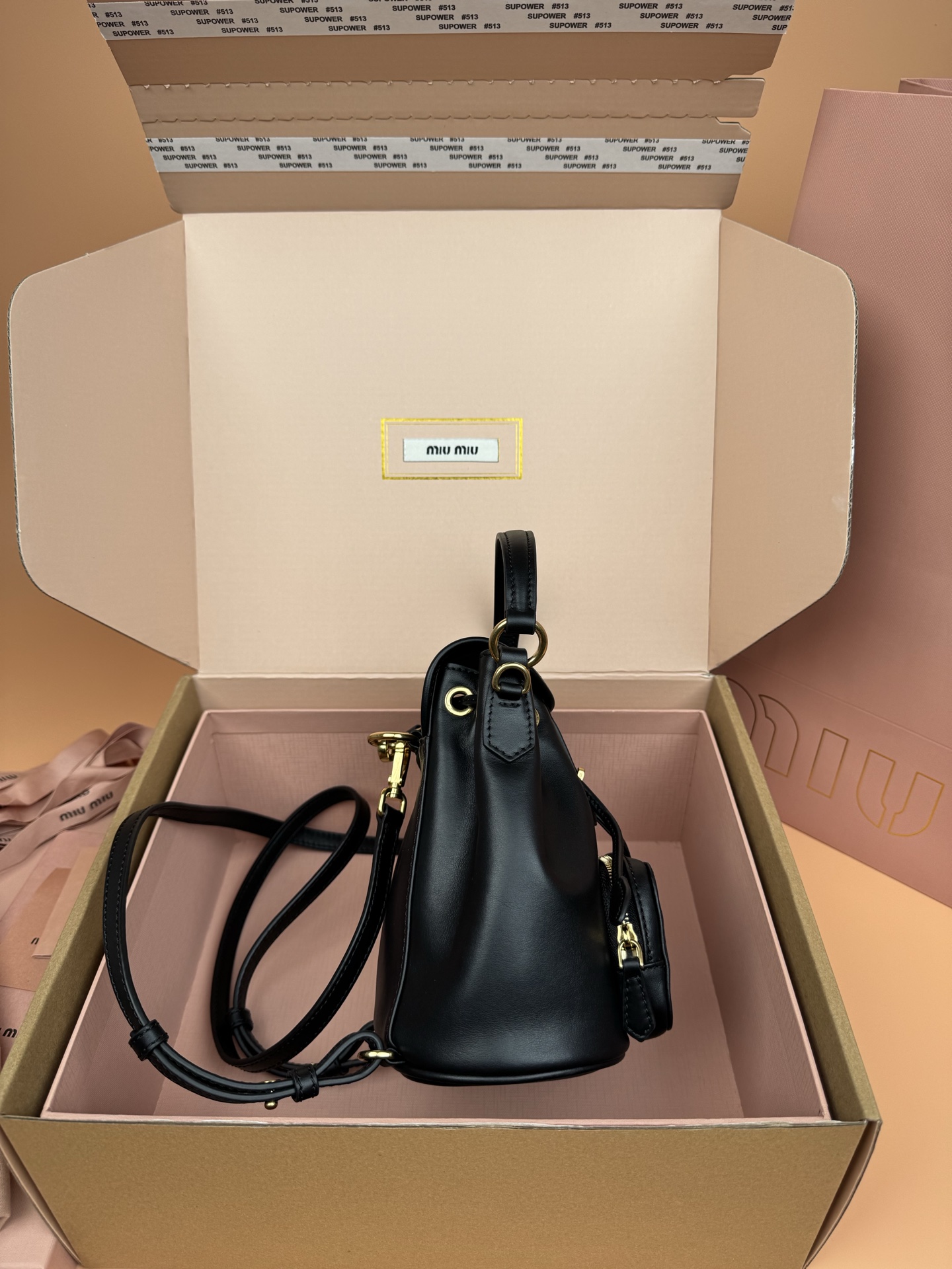 p860。【特级五金原厂皮】双肩包牛皮革～迷你黑色

这款牛皮革双肩迷你背包采用校园风设计，让人想起童年，融合精湛工艺与休闲态度。别致的多口袋设计彰显品牌手袋的时尚趣致精神。.
尺寸:W15×H17.5×D10.5cm
編號：5BZ045