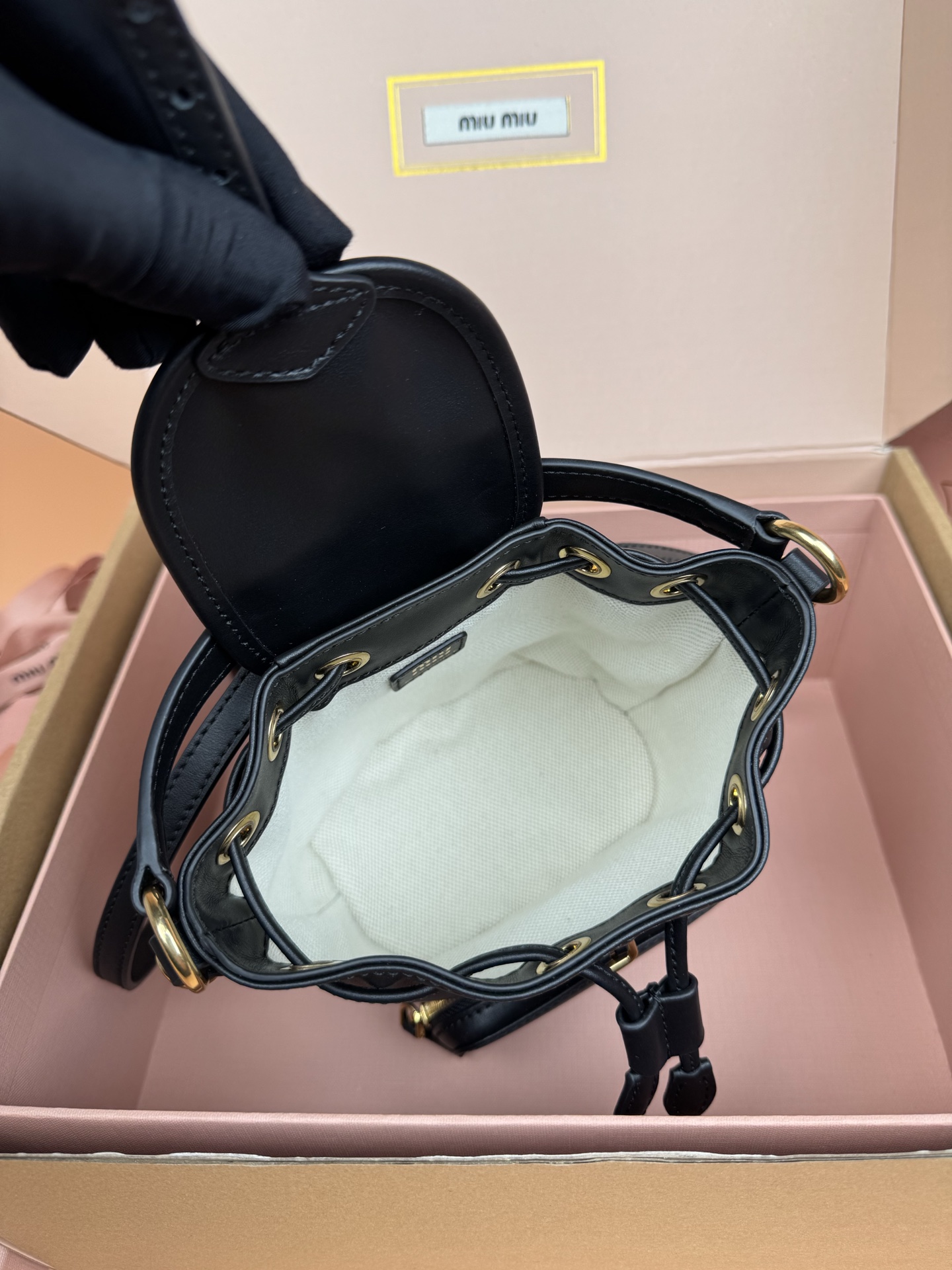 p860。【特级五金原厂皮】双肩包牛皮革～迷你黑色

这款牛皮革双肩迷你背包采用校园风设计，让人想起童年，融合精湛工艺与休闲态度。别致的多口袋设计彰显品牌手袋的时尚趣致精神。.
尺寸:W15×H17.5×D10.5cm
編號：5BZ045