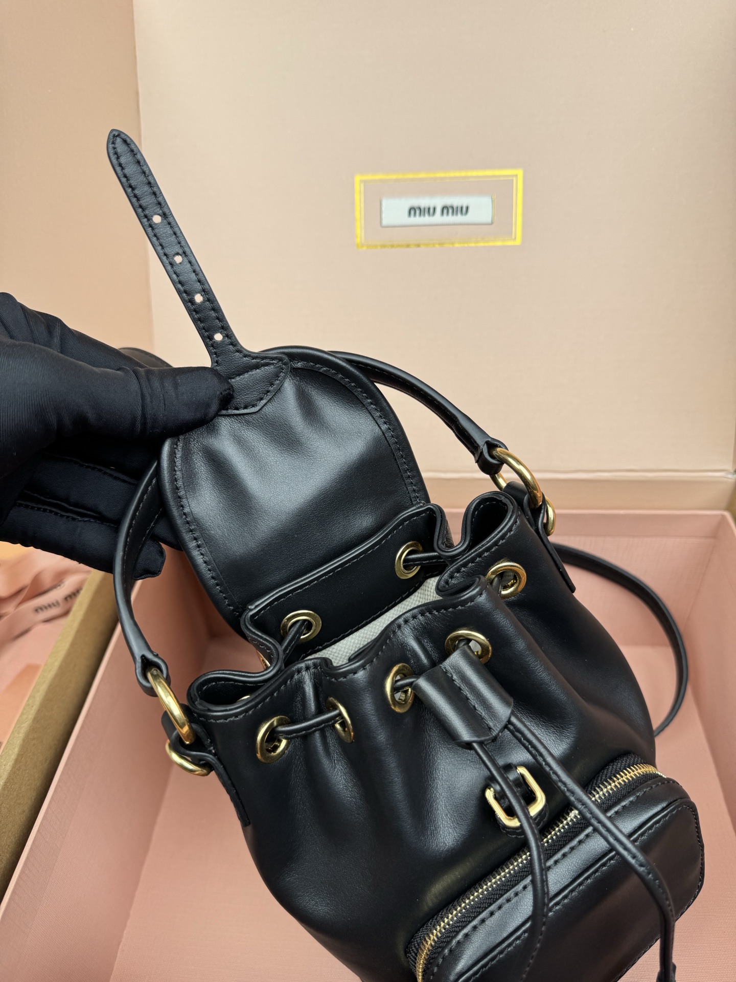 p860。【特级五金原厂皮】双肩包牛皮革～迷你黑色

这款牛皮革双肩迷你背包采用校园风设计，让人想起童年，融合精湛工艺与休闲态度。别致的多口袋设计彰显品牌手袋的时尚趣致精神。.
尺寸:W15×H17.5×D10.5cm
編號：5BZ045