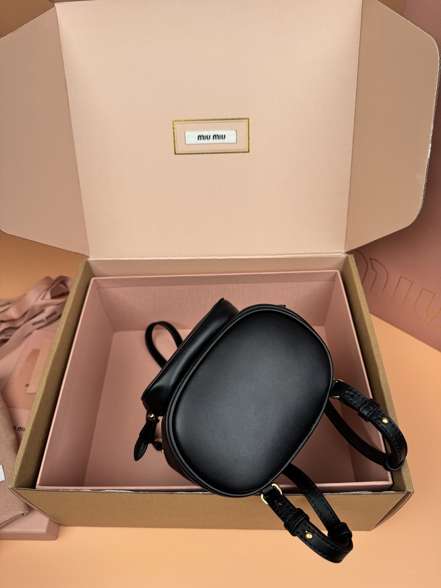 p860。【特级五金原厂皮】双肩包牛皮革～迷你黑色

这款牛皮革双肩迷你背包采用校园风设计，让人想起童年，融合精湛工艺与休闲态度。别致的多口袋设计彰显品牌手袋的时尚趣致精神。.
尺寸:W15×H17.5×D10.5cm
編號：5BZ045