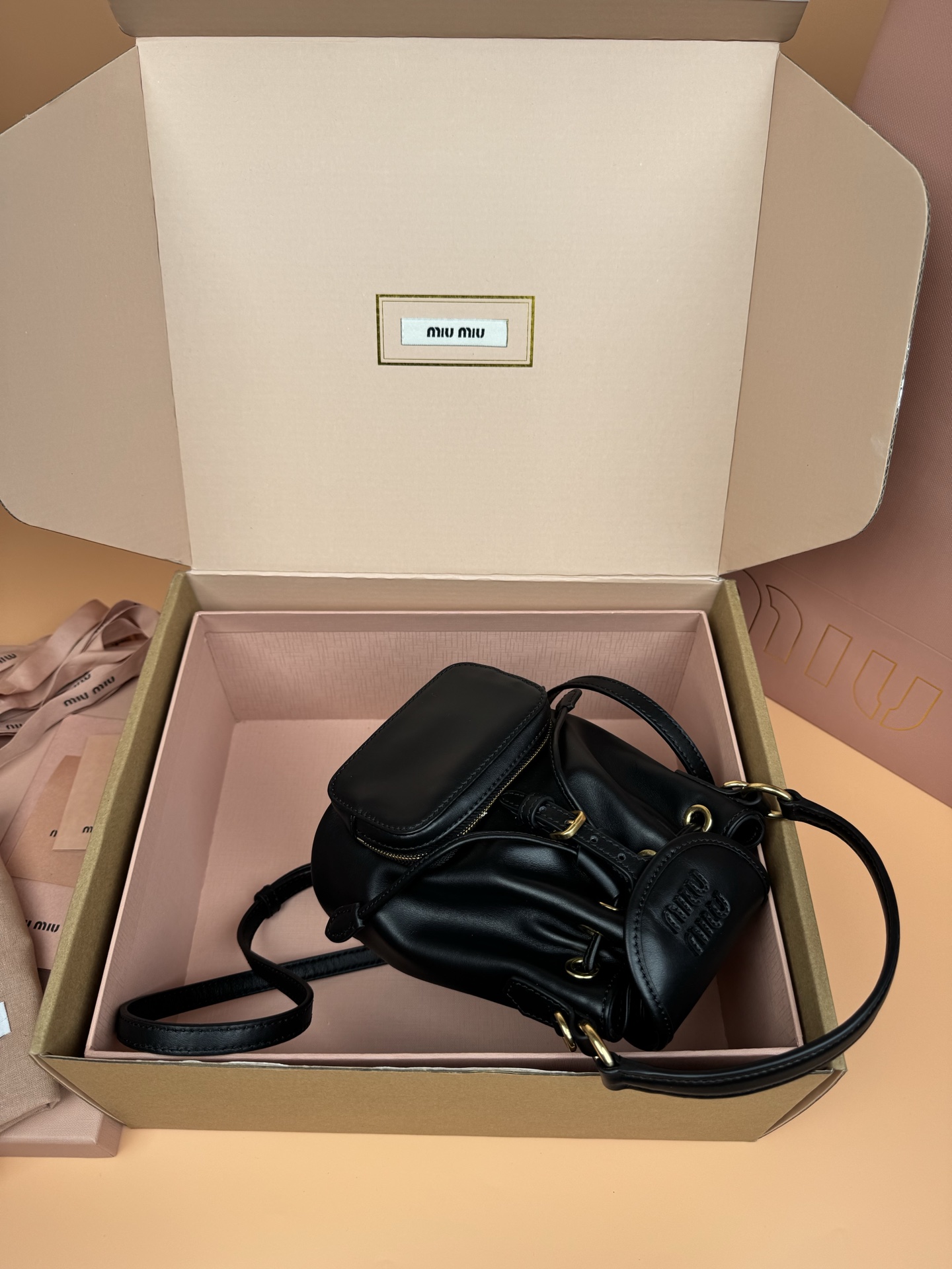 p860。【特级五金原厂皮】双肩包牛皮革～迷你黑色

这款牛皮革双肩迷你背包采用校园风设计，让人想起童年，融合精湛工艺与休闲态度。别致的多口袋设计彰显品牌手袋的时尚趣致精神。.
尺寸:W15×H17.5×D10.5cm
編號：5BZ045