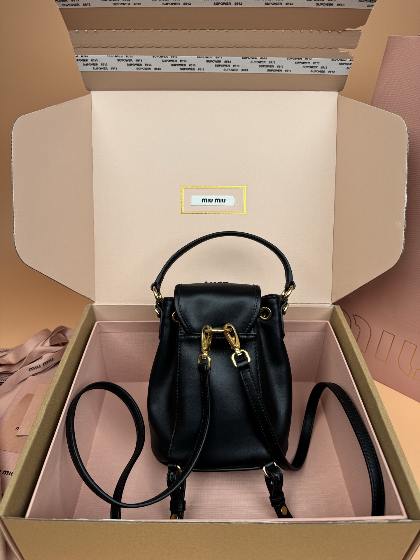 p860。【特级五金原厂皮】双肩包牛皮革～迷你黑色

这款牛皮革双肩迷你背包采用校园风设计，让人想起童年，融合精湛工艺与休闲态度。别致的多口袋设计彰显品牌手袋的时尚趣致精神。.
尺寸:W15×H17.5×D10.5cm
編號：5BZ045