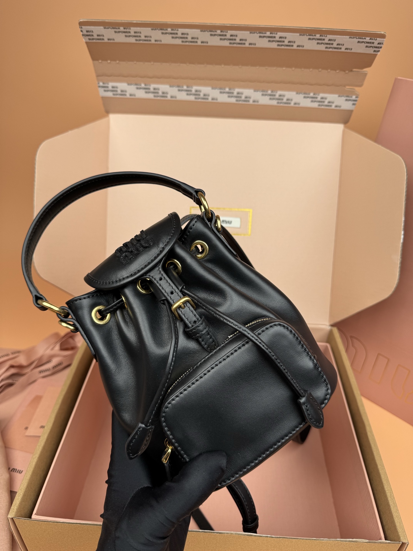 p860。【特级五金原厂皮】双肩包牛皮革～迷你黑色

这款牛皮革双肩迷你背包采用校园风设计，让人想起童年，融合精湛工艺与休闲态度。别致的多口袋设计彰显品牌手袋的时尚趣致精神。.
尺寸:W15×H17.5×D10.5cm
編號：5BZ045