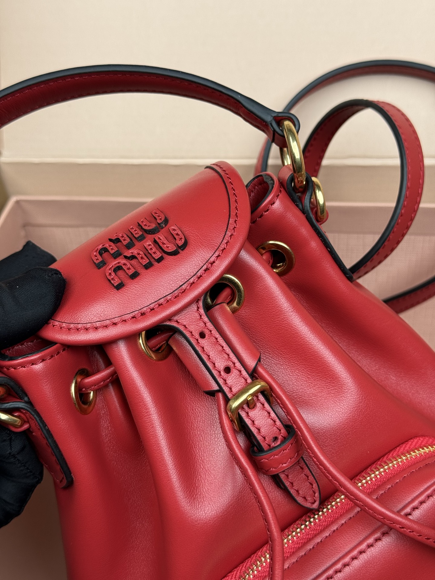 p860。【特级五金原厂皮】双肩包牛皮革～迷你大红

这款牛皮革双肩迷你背包采用校园风设计，让人想起童年，融合精湛工艺与休闲态度。别致的多口袋设计彰显品牌手袋的时尚趣致精神。.
尺寸:W15×H17.5×D10.5cm
編號：5BZ045