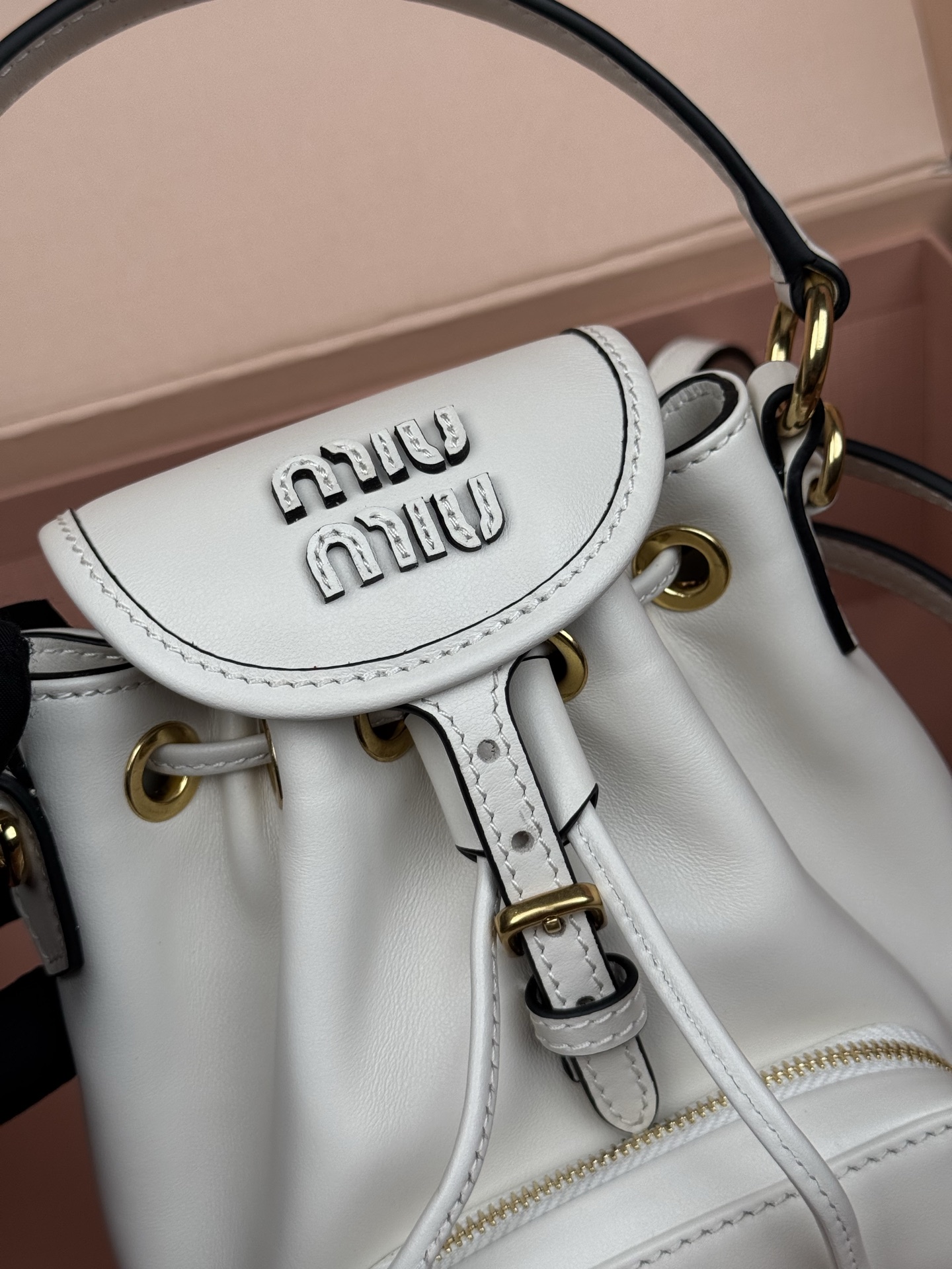 p860。【特级五金原厂皮】双肩包牛皮革～迷你白色

这款牛皮革双肩迷你背包采用校园风设计，让人想起童年，融合精湛工艺与休闲态度。别致的多口袋设计彰显品牌手袋的时尚趣致精神。.
尺寸:W15×H17.5×D10.5cm
編號：5BZ045