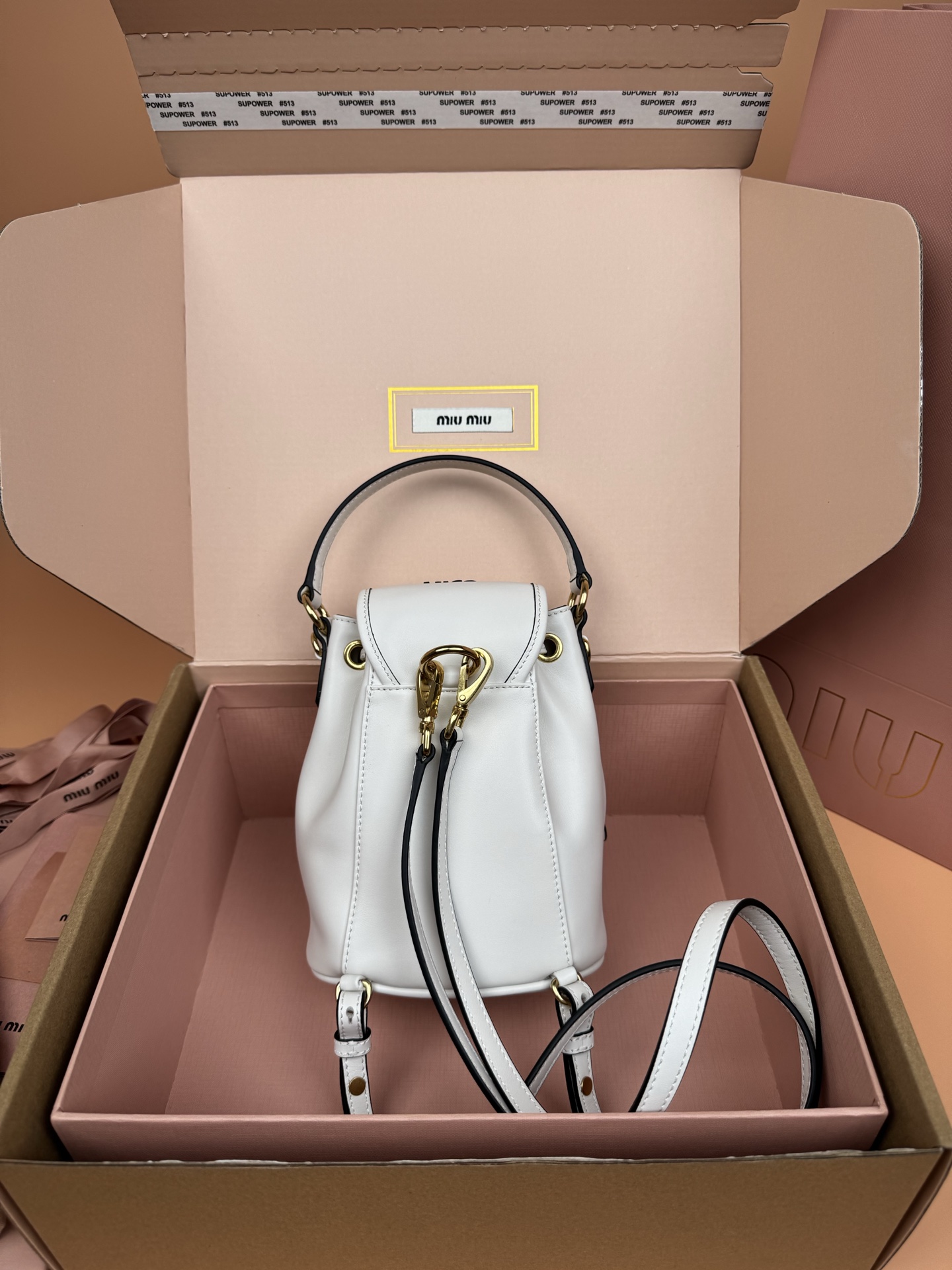 p860。【特级五金原厂皮】双肩包牛皮革～迷你白色

这款牛皮革双肩迷你背包采用校园风设计，让人想起童年，融合精湛工艺与休闲态度。别致的多口袋设计彰显品牌手袋的时尚趣致精神。.
尺寸:W15×H17.5×D10.5cm
編號：5BZ045