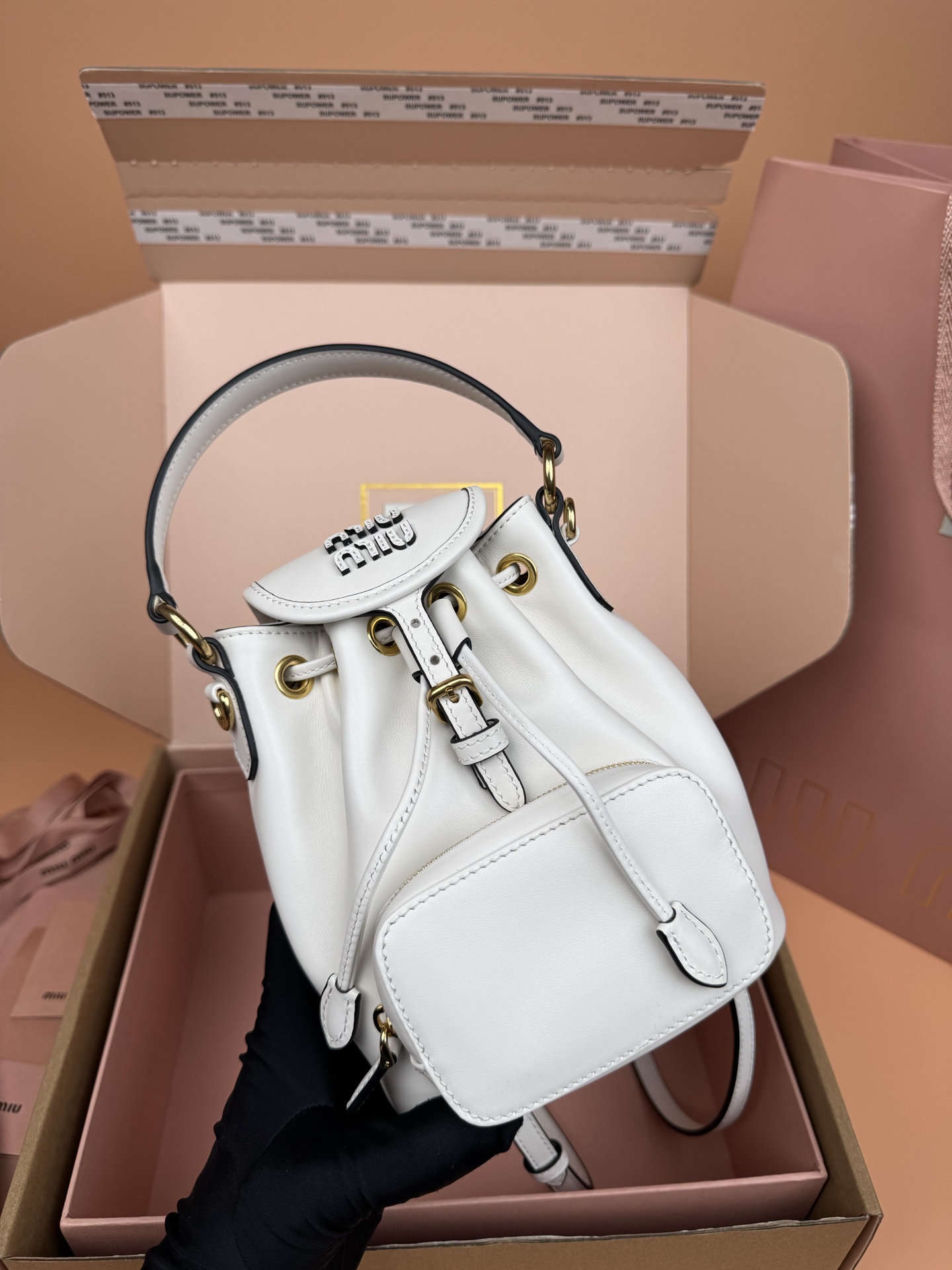 p860。【特级五金原厂皮】双肩包牛皮革～迷你白色

这款牛皮革双肩迷你背包采用校园风设计，让人想起童年，融合精湛工艺与休闲态度。别致的多口袋设计彰显品牌手袋的时尚趣致精神。.
尺寸:W15×H17.5×D10.5cm
編號：5BZ045