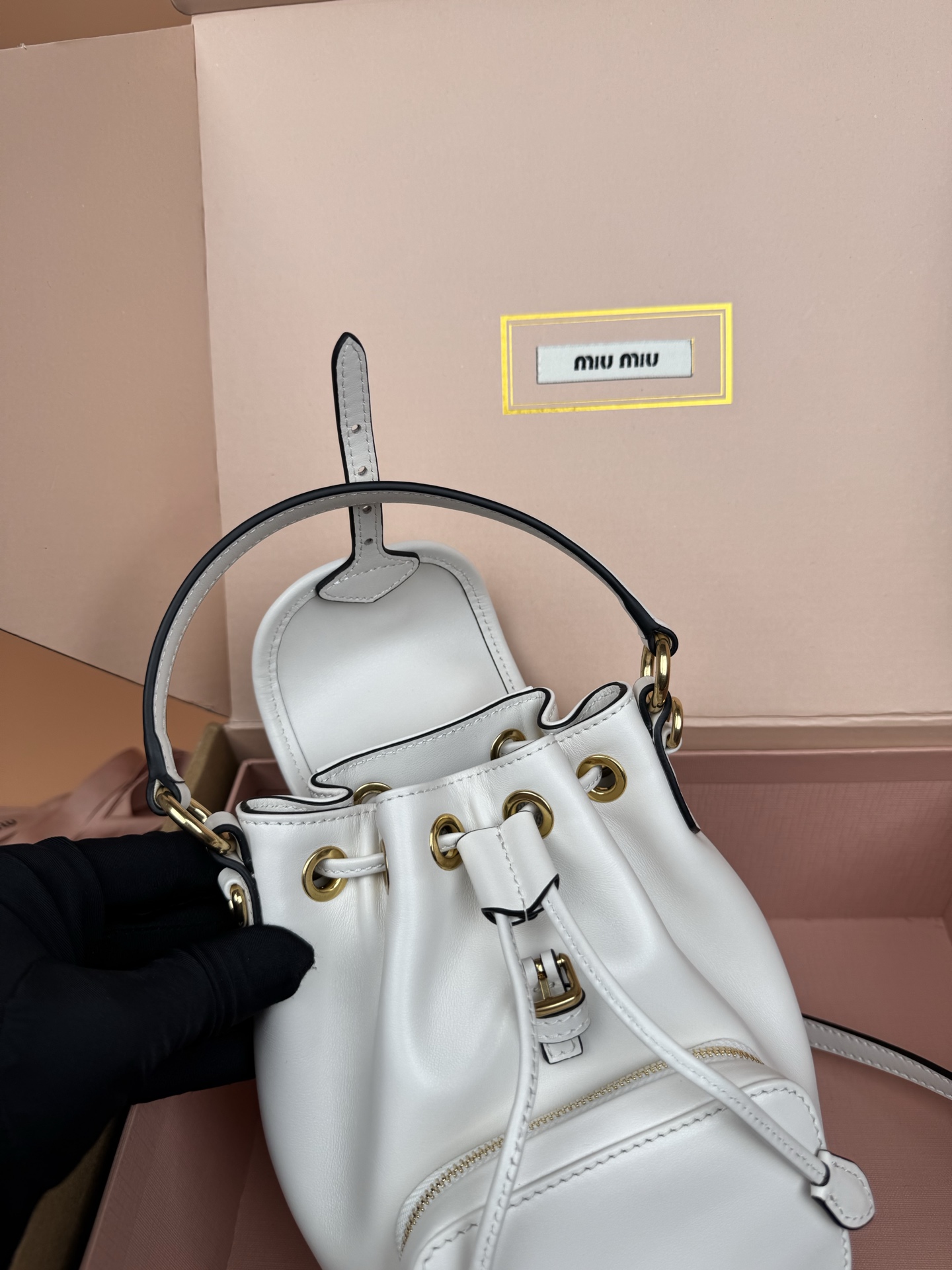 p860。【特级五金原厂皮】双肩包牛皮革～迷你白色

这款牛皮革双肩迷你背包采用校园风设计，让人想起童年，融合精湛工艺与休闲态度。别致的多口袋设计彰显品牌手袋的时尚趣致精神。.
尺寸:W15×H17.5×D10.5cm
編號：5BZ045