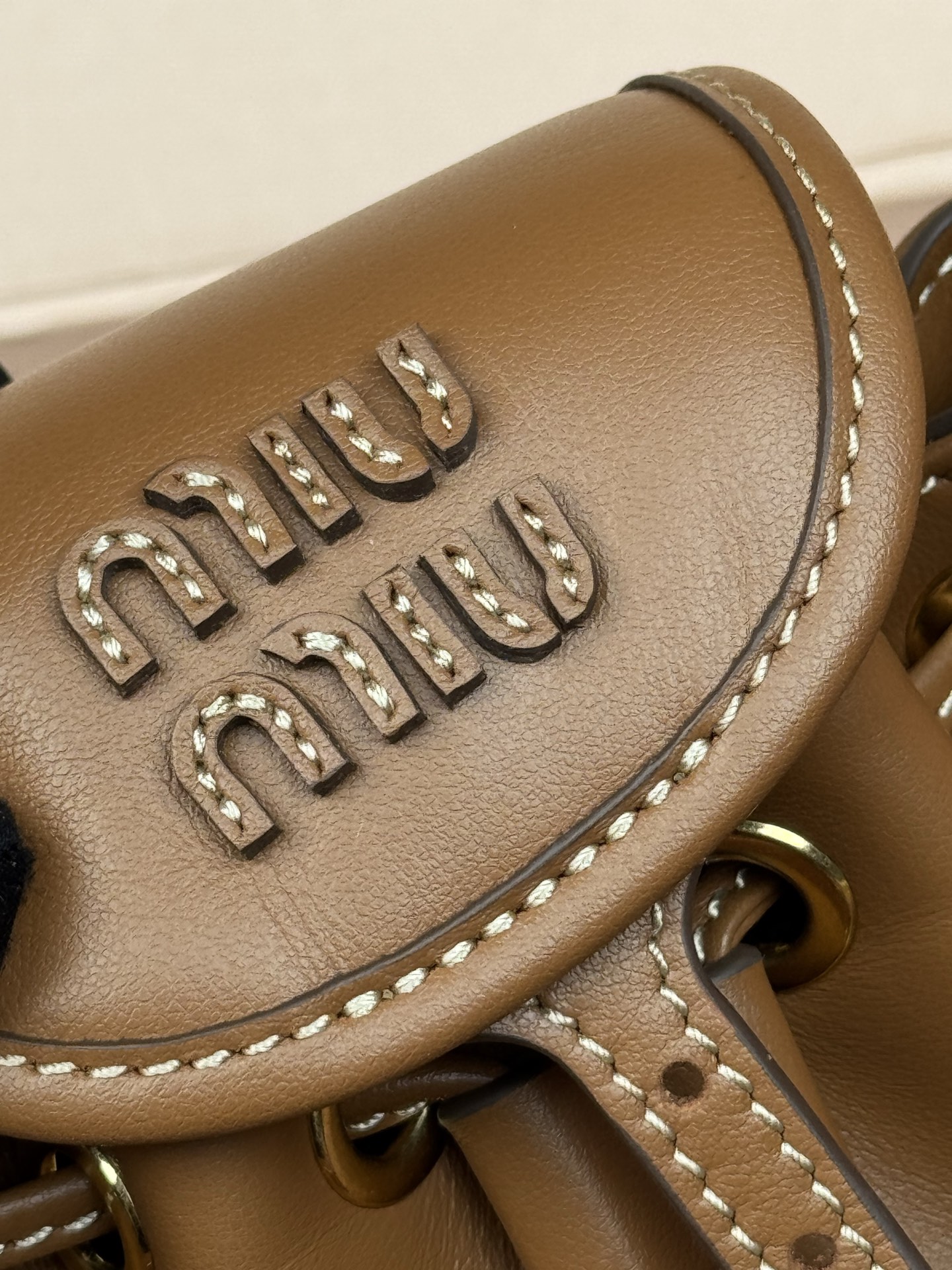 p860。【特级五金原厂皮】双肩包牛皮革～迷你干邑

这款牛皮革双肩迷你背包采用校园风设计，让人想起童年，融合精湛工艺与休闲态度。别致的多口袋设计彰显品牌手袋的时尚趣致精神。.
尺寸:W15×H17.5×D10.5cm
編號：5BZ045