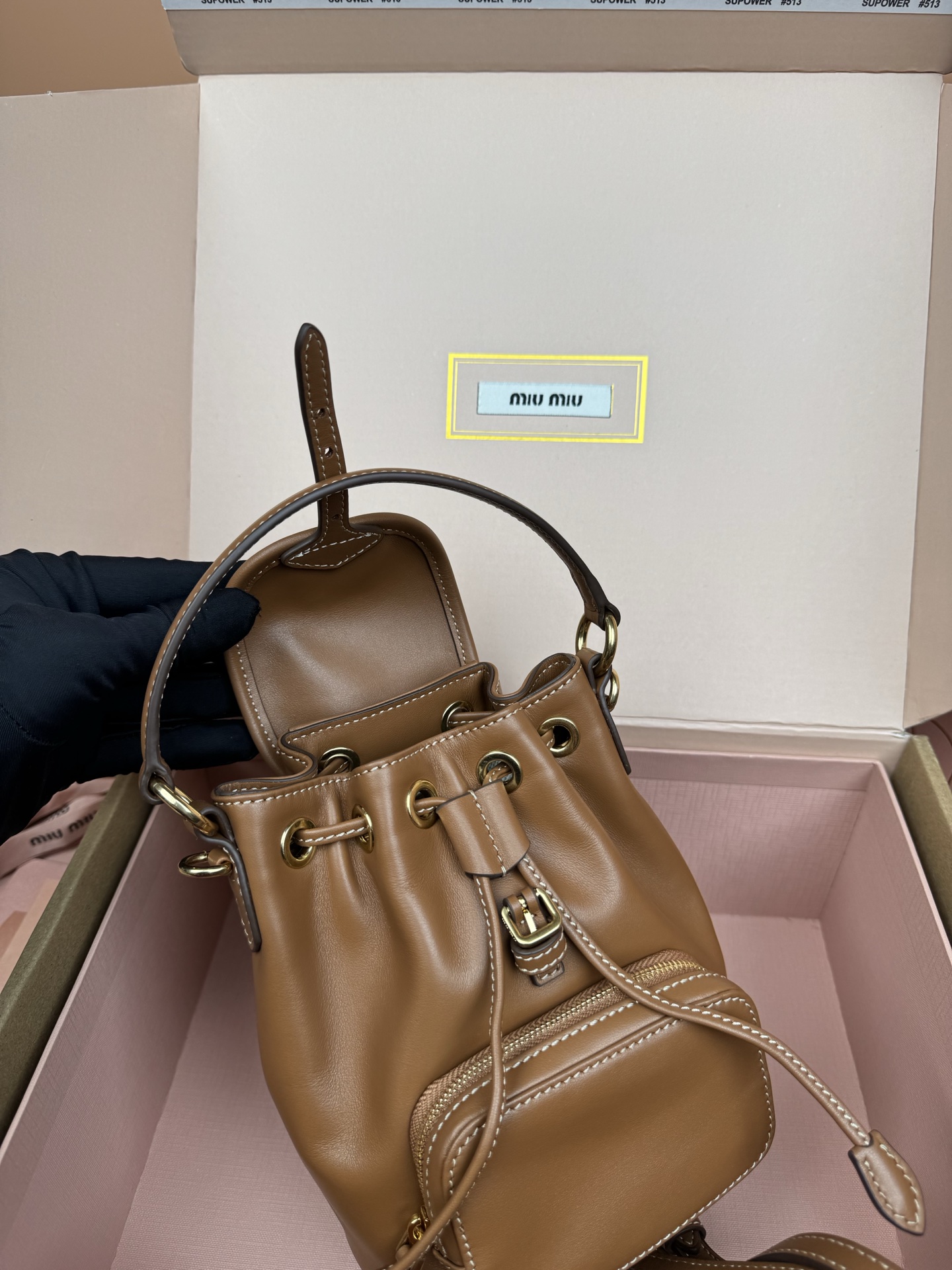 p860。【特级五金原厂皮】双肩包牛皮革～迷你干邑

这款牛皮革双肩迷你背包采用校园风设计，让人想起童年，融合精湛工艺与休闲态度。别致的多口袋设计彰显品牌手袋的时尚趣致精神。.
尺寸:W15×H17.5×D10.5cm
編號：5BZ045