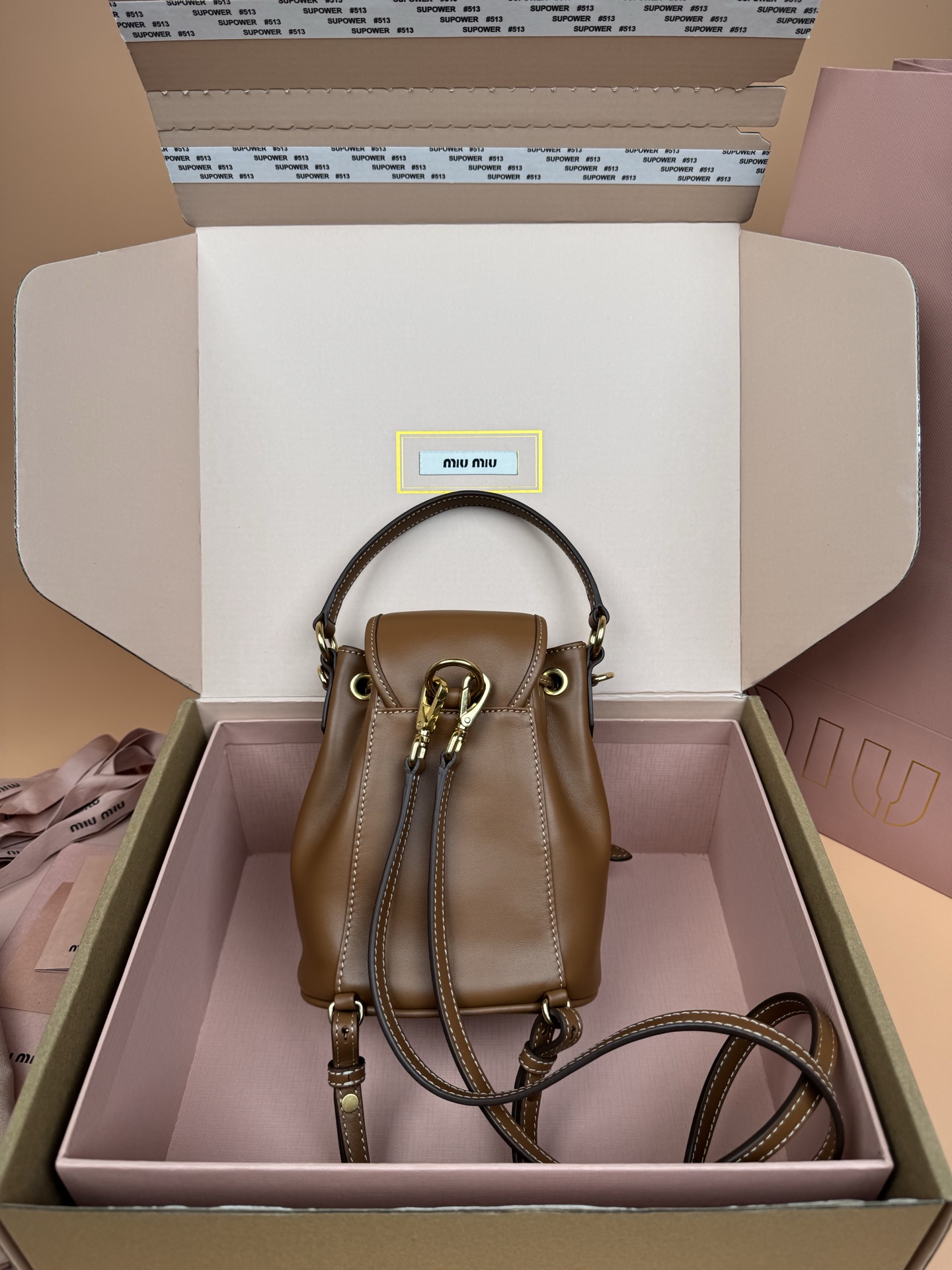 p860。【特级五金原厂皮】双肩包牛皮革～迷你干邑

这款牛皮革双肩迷你背包采用校园风设计，让人想起童年，融合精湛工艺与休闲态度。别致的多口袋设计彰显品牌手袋的时尚趣致精神。.
尺寸:W15×H17.5×D10.5cm
編號：5BZ045