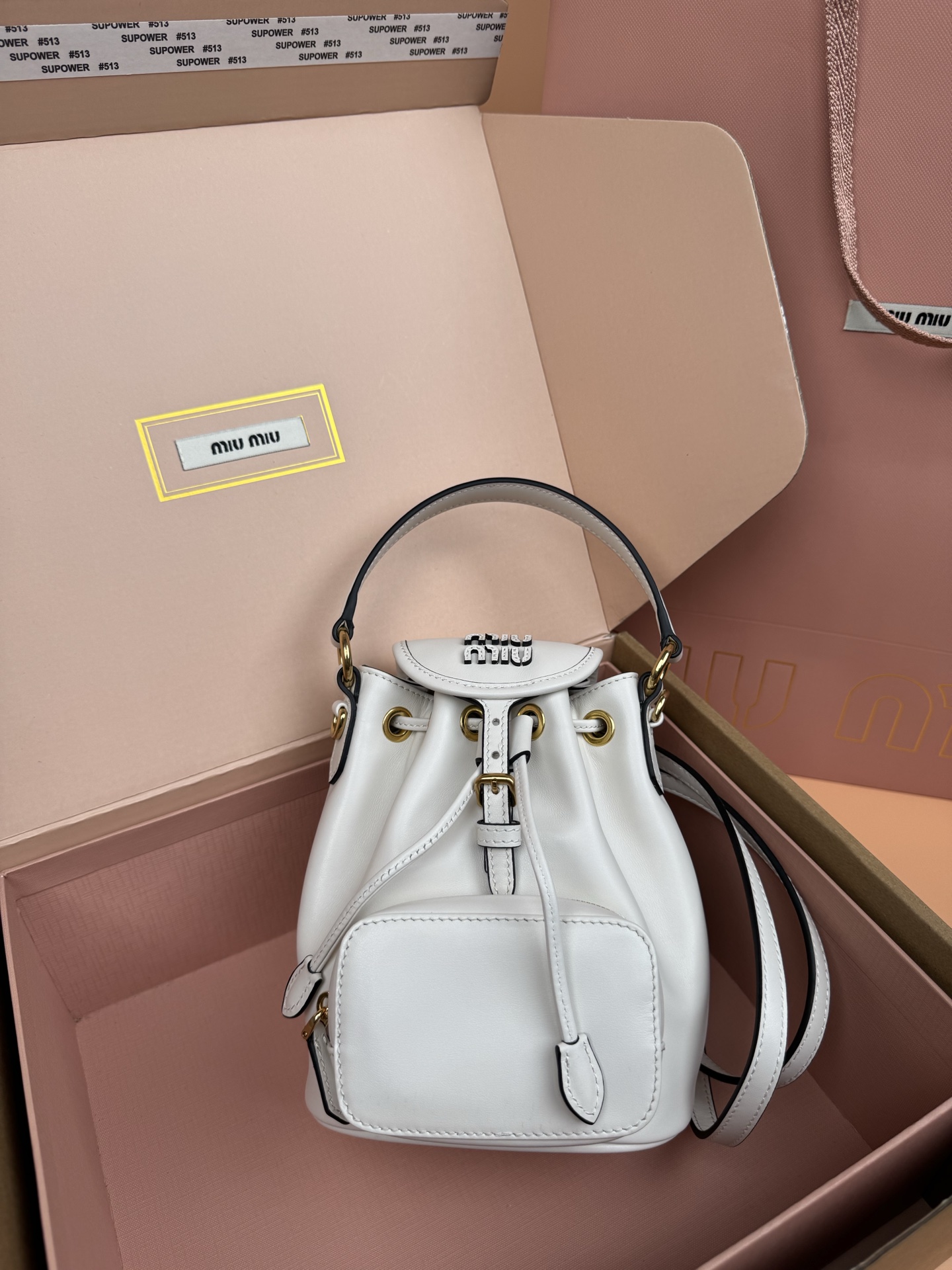 【特级五金原厂皮】双肩包牛皮革～迷你

这款牛皮革双肩迷你背包采用校园风设计，让人想起童年，融合精湛工艺与休闲态度。别致的多口袋设计彰显品牌手袋的时尚趣致精神。.
尺寸:W15×H17.5×D10.5cm
編號：5BZ045