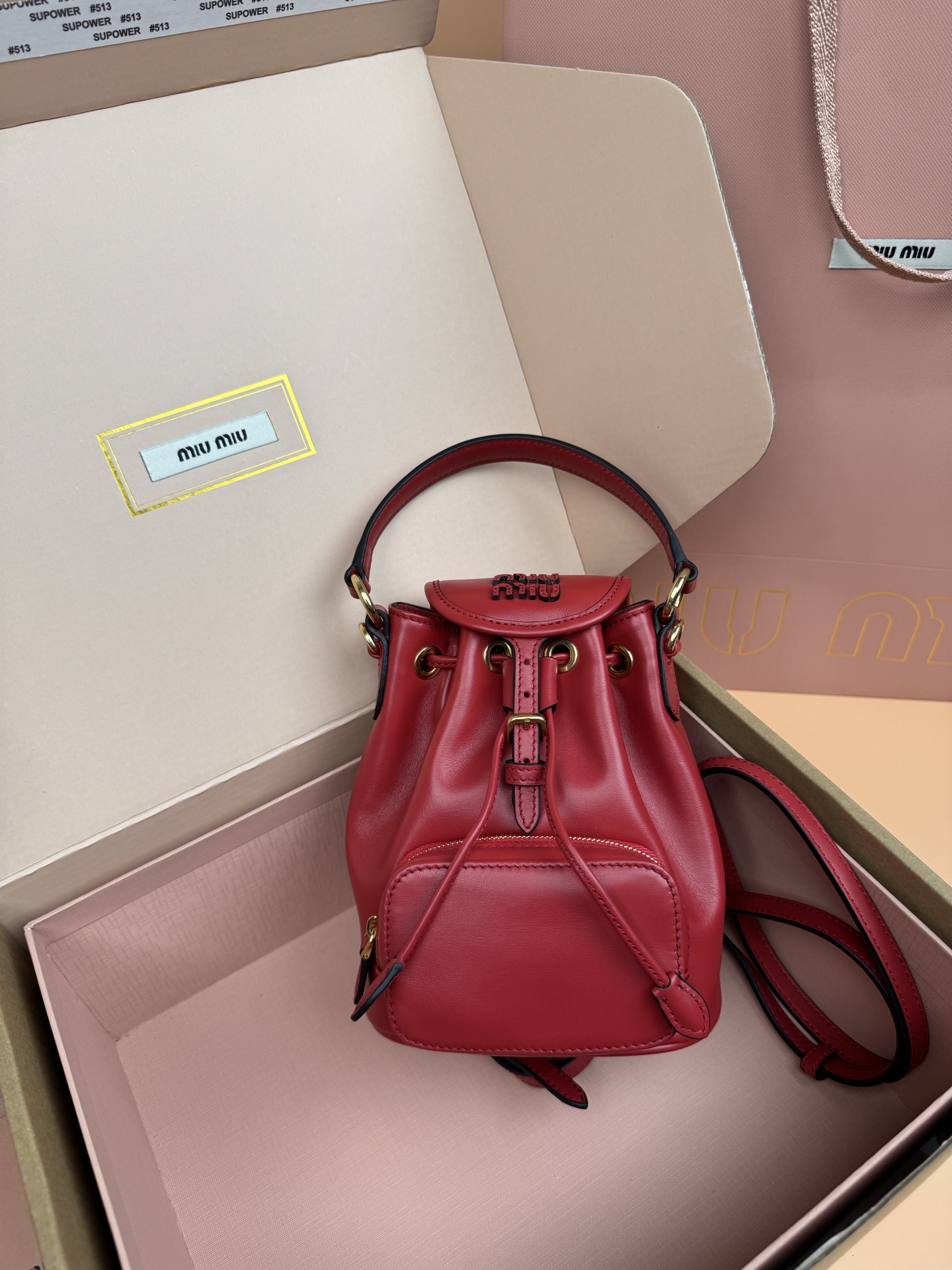 【特级五金原厂皮】双肩包牛皮革～迷你

这款牛皮革双肩迷你背包采用校园风设计，让人想起童年，融合精湛工艺与休闲态度。别致的多口袋设计彰显品牌手袋的时尚趣致精神。.
尺寸:W15×H17.5×D10.5cm
編號：5BZ045