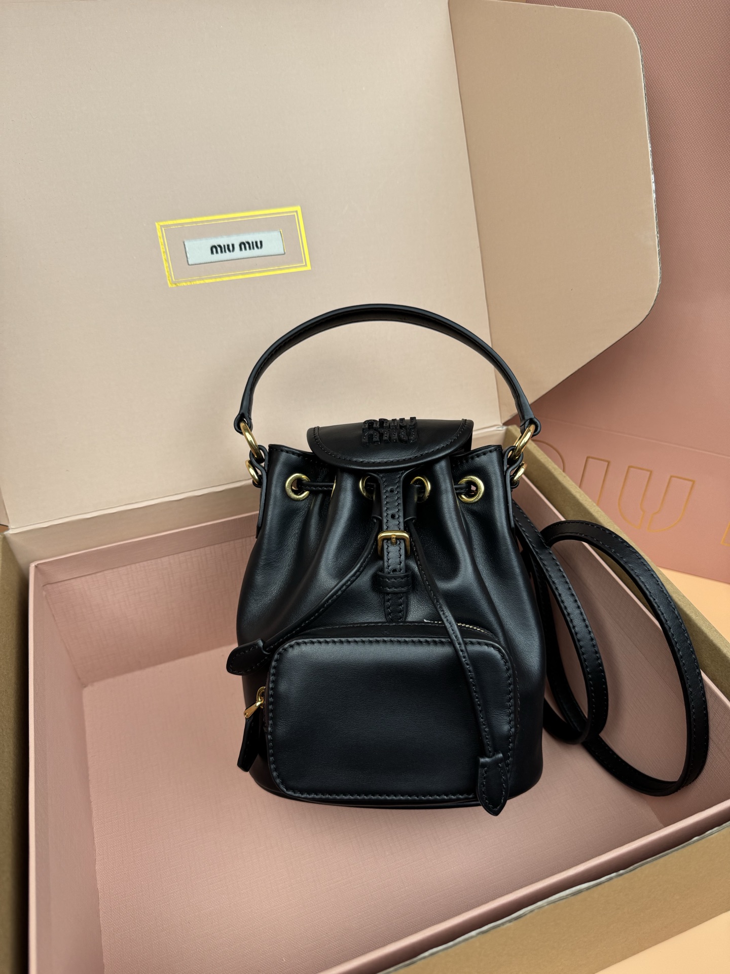 【特级五金原厂皮】双肩包牛皮革～迷你

这款牛皮革双肩迷你背包采用校园风设计，让人想起童年，融合精湛工艺与休闲态度。别致的多口袋设计彰显品牌手袋的时尚趣致精神。.
尺寸:W15×H17.5×D10.5cm
編號：5BZ045