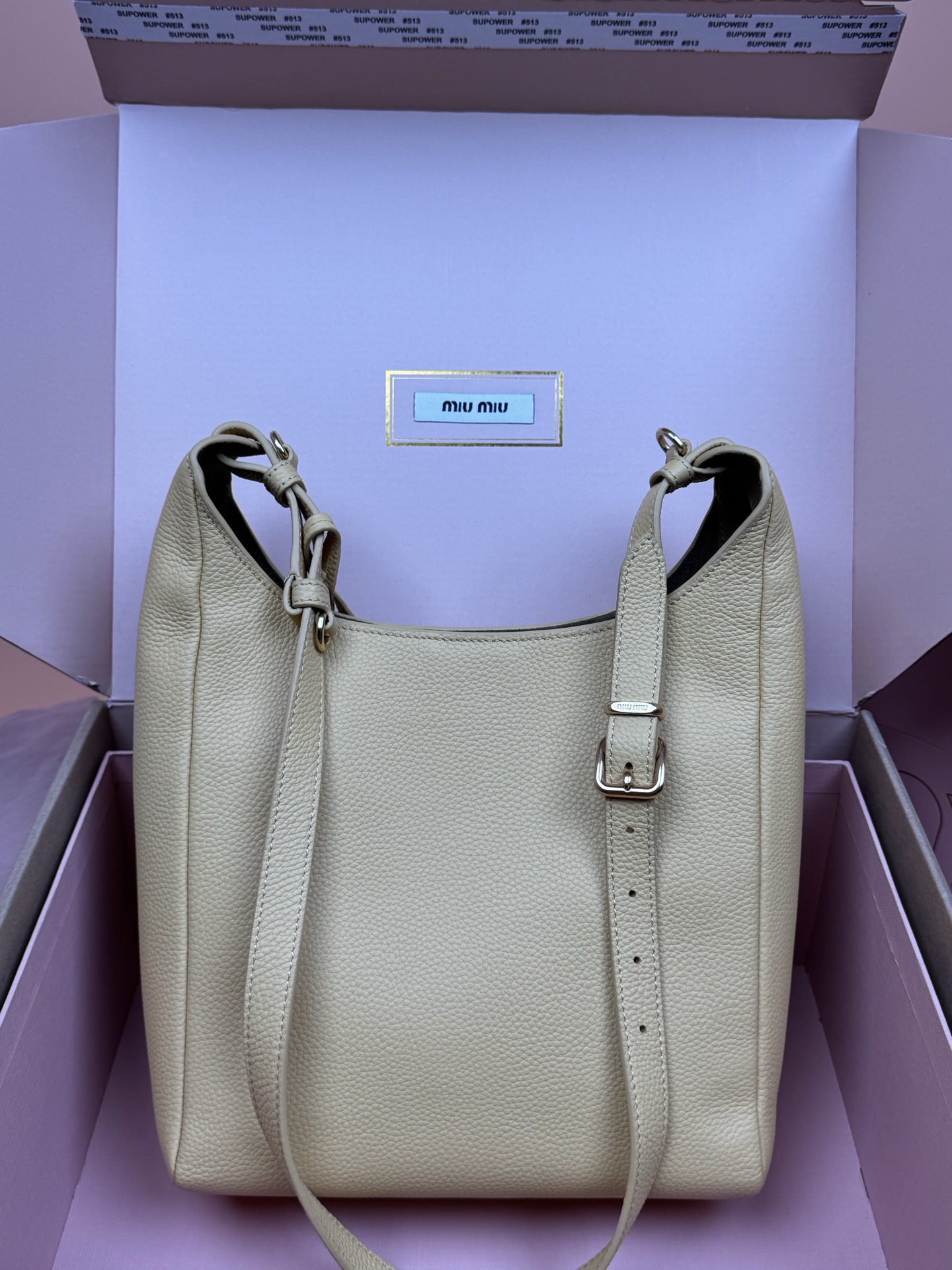 p920。【特级五金原厂皮】25ss 秋冬伊势丹限定 Hobo
「黄色」
秋冬季仍然少不了的伊势丹限定系列占时尚圈一席之地啦！新款的 Hobo 包设计独特皮质柔软，粒面更加耐磨耐用，纤长的包身加大容纳量，可调节的肩带支持单肩斜挎，随意调整不用担心身高体重问题～包包还配有卡包挂锁增加整体时尚感，内里多分层吸扣设计牢固安全性很高，适合通勤和旅行✈️

尺寸:W23&times;H32&times;D12cm
編號：5BB098