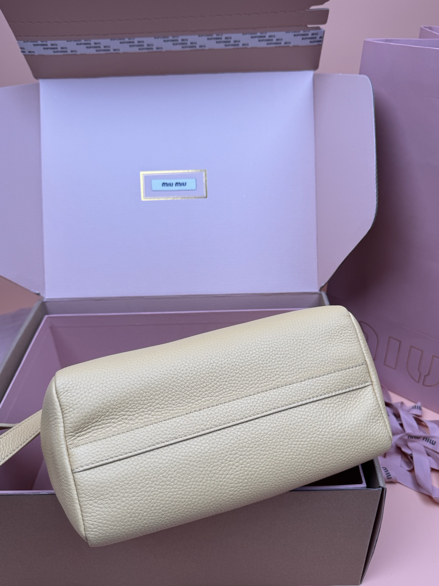 p920。【特级五金原厂皮】25ss 秋冬伊势丹限定 Hobo
「黄色」
秋冬季仍然少不了的伊势丹限定系列占时尚圈一席之地啦！新款的 Hobo 包设计独特皮质柔软，粒面更加耐磨耐用，纤长的包身加大容纳量，可调节的肩带支持单肩斜挎，随意调整不用担心身高体重问题～包包还配有卡包挂锁增加整体时尚感，内里多分层吸扣设计牢固安全性很高，适合通勤和旅行✈️

尺寸:W23&times;H32&times;D12cm
編號：5BB098