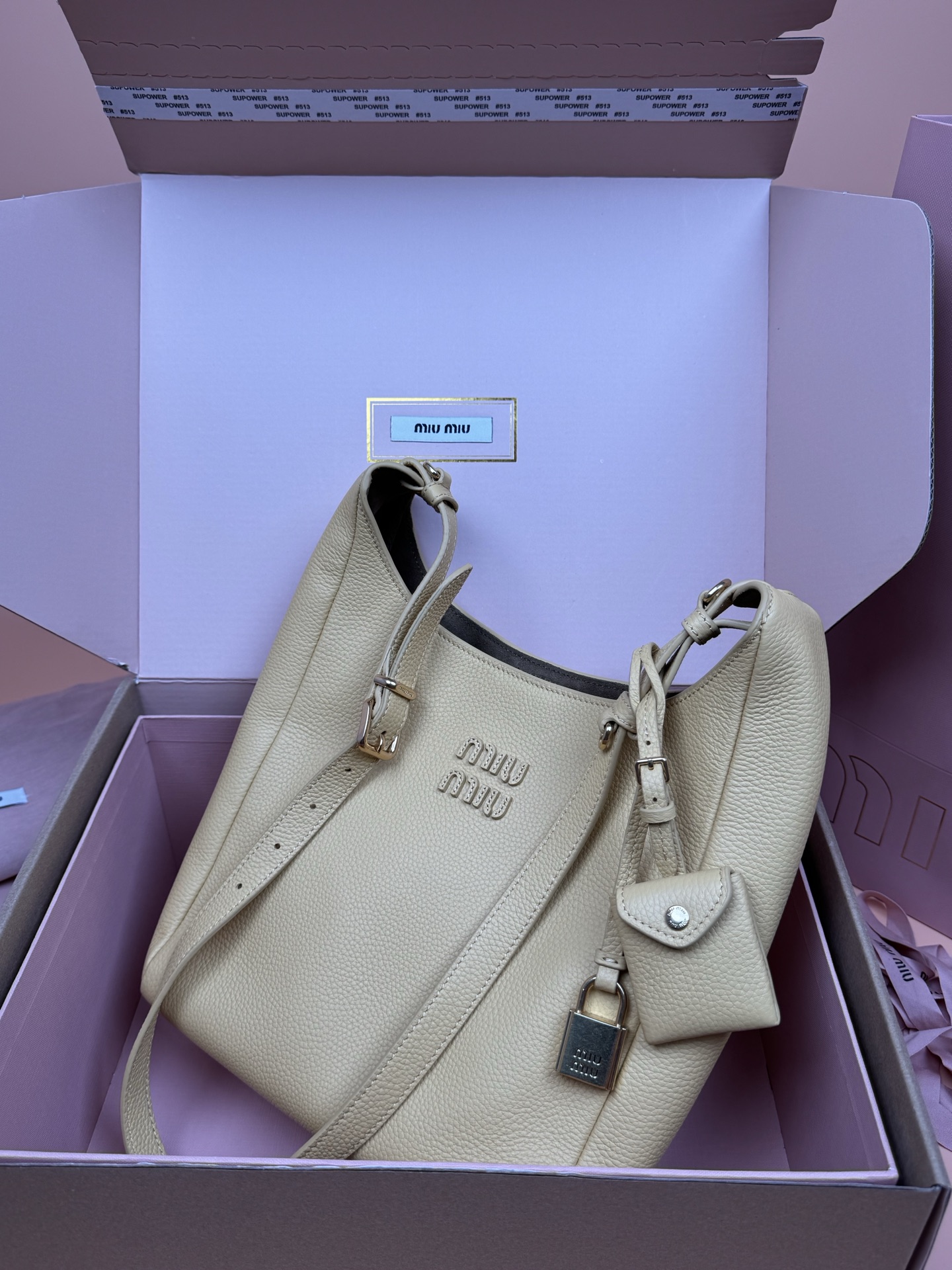 p920。【特级五金原厂皮】25ss 秋冬伊势丹限定 Hobo
「黄色」
秋冬季仍然少不了的伊势丹限定系列占时尚圈一席之地啦！新款的 Hobo 包设计独特皮质柔软，粒面更加耐磨耐用，纤长的包身加大容纳量，可调节的肩带支持单肩斜挎，随意调整不用担心身高体重问题～包包还配有卡包挂锁增加整体时尚感，内里多分层吸扣设计牢固安全性很高，适合通勤和旅行✈️

尺寸:W23&times;H32&times;D12cm
編號：5BB098