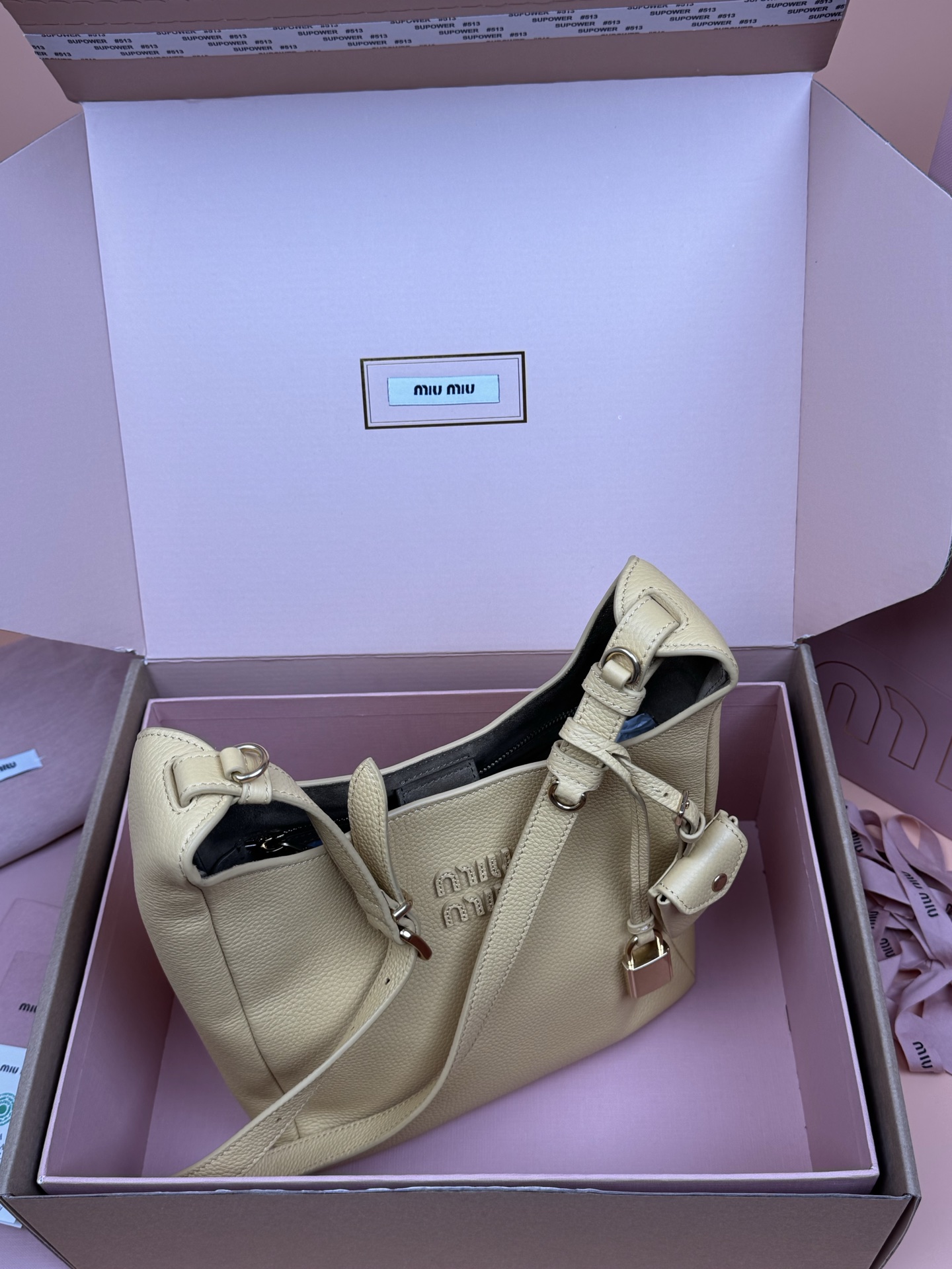 p920。【特级五金原厂皮】25ss 秋冬伊势丹限定 Hobo
「黄色」
秋冬季仍然少不了的伊势丹限定系列占时尚圈一席之地啦！新款的 Hobo 包设计独特皮质柔软，粒面更加耐磨耐用，纤长的包身加大容纳量，可调节的肩带支持单肩斜挎，随意调整不用担心身高体重问题～包包还配有卡包挂锁增加整体时尚感，内里多分层吸扣设计牢固安全性很高，适合通勤和旅行✈️

尺寸:W23&times;H32&times;D12cm
編號：5BB098