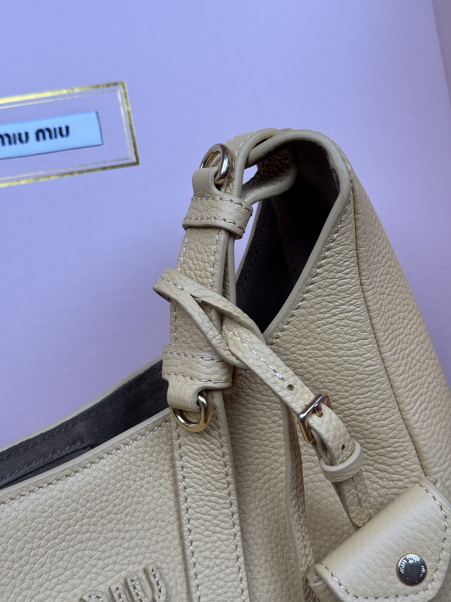 p920。【特级五金原厂皮】25ss 秋冬伊势丹限定 Hobo
「黄色」
秋冬季仍然少不了的伊势丹限定系列占时尚圈一席之地啦！新款的 Hobo 包设计独特皮质柔软，粒面更加耐磨耐用，纤长的包身加大容纳量，可调节的肩带支持单肩斜挎，随意调整不用担心身高体重问题～包包还配有卡包挂锁增加整体时尚感，内里多分层吸扣设计牢固安全性很高，适合通勤和旅行✈️

尺寸:W23&times;H32&times;D12cm
編號：5BB098