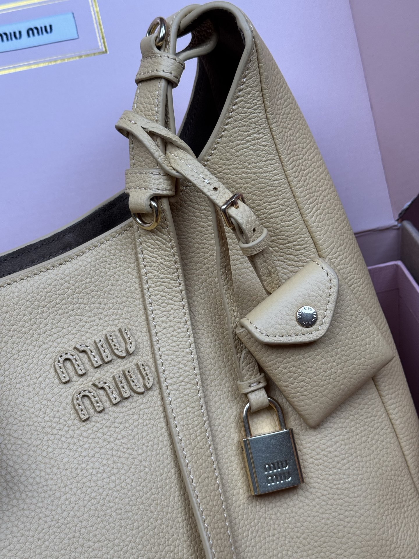 p920。【特级五金原厂皮】25ss 秋冬伊势丹限定 Hobo
「黄色」
秋冬季仍然少不了的伊势丹限定系列占时尚圈一席之地啦！新款的 Hobo 包设计独特皮质柔软，粒面更加耐磨耐用，纤长的包身加大容纳量，可调节的肩带支持单肩斜挎，随意调整不用担心身高体重问题～包包还配有卡包挂锁增加整体时尚感，内里多分层吸扣设计牢固安全性很高，适合通勤和旅行✈️

尺寸:W23&times;H32&times;D12cm
編號：5BB098