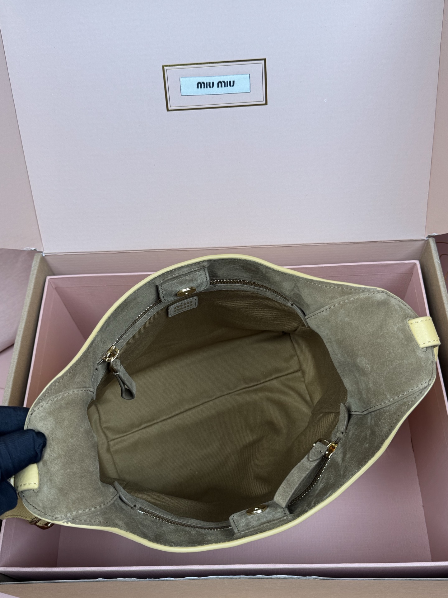 p920。【特级五金原厂皮】25ss 秋冬伊势丹限定 Hobo
「黄色」
秋冬季仍然少不了的伊势丹限定系列占时尚圈一席之地啦！新款的 Hobo 包设计独特皮质柔软，粒面更加耐磨耐用，纤长的包身加大容纳量，可调节的肩带支持单肩斜挎，随意调整不用担心身高体重问题～包包还配有卡包挂锁增加整体时尚感，内里多分层吸扣设计牢固安全性很高，适合通勤和旅行✈️

尺寸:W23&times;H32&times;D12cm
編號：5BB098