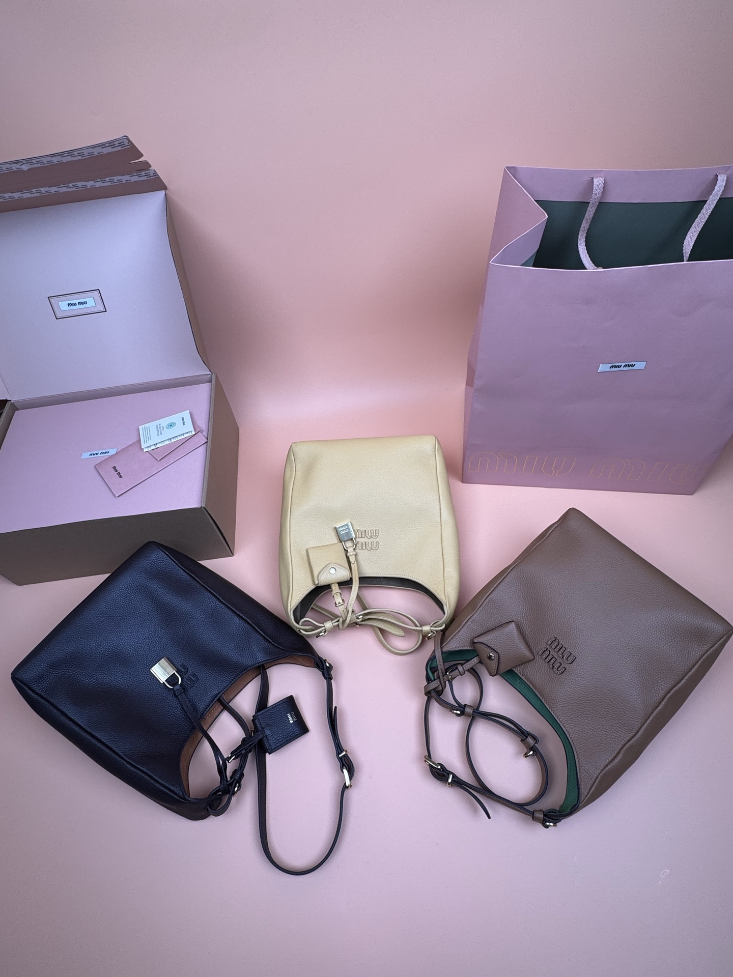 【特级五金原厂皮】25ss 秋冬伊势丹限定 Hobo

秋冬季仍然少不了的伊势丹限定系列占时尚圈一席之地啦！新款的 Hobo 包设计独特皮质柔软，粒面更加耐磨耐用，纤长的包身加大容纳量，可调节的肩带支持单肩斜挎，随意调整不用担心身高体重问题～包包还配有卡包挂锁增加整体时尚感，内里多分层吸扣设计牢固安全性很高，适合通勤和旅行✈️

尺寸:W23&times;H32&times;D12cm
編號：5BB098