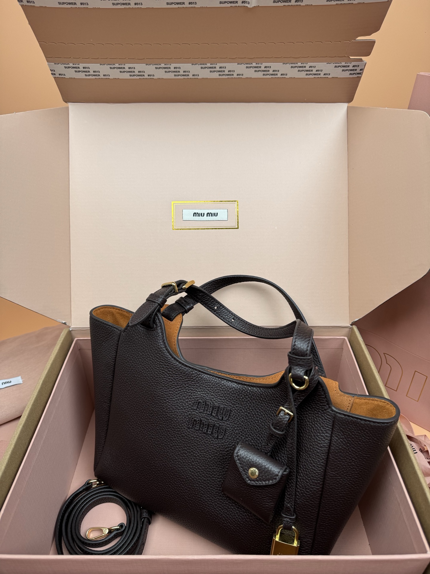 p920。【特级五金原厂皮】25ss 秋冬伊势丹限定篮子包
「咖啡」
秋冬季仍然少不了的伊势丹限定系列占时尚圈一席之地啦！新款的菜篮子包设计独特皮质柔软，粒面更加耐磨耐用，可调节的肩带支持手拎和单肩，不用担心身高体重问题～包包还配有卡包挂锁增加整体时尚感，内里多分层吸扣设计牢固安全性很高，适合通勤和旅行✈️

尺寸:W2&times;H34&times;D13cm
編號：5BB304