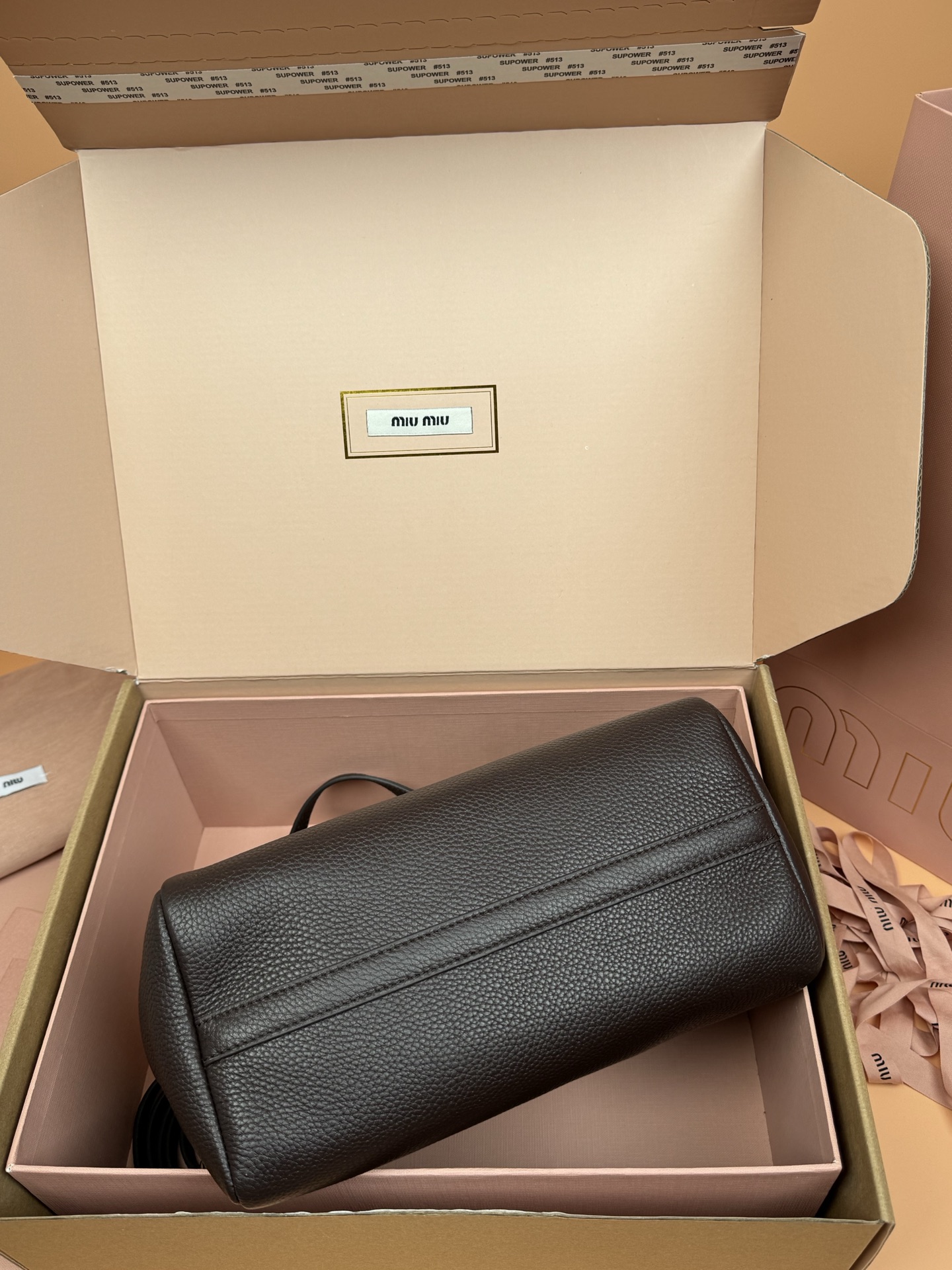 p920。【特级五金原厂皮】25ss 秋冬伊势丹限定篮子包
「咖啡」
秋冬季仍然少不了的伊势丹限定系列占时尚圈一席之地啦！新款的菜篮子包设计独特皮质柔软，粒面更加耐磨耐用，可调节的肩带支持手拎和单肩，不用担心身高体重问题～包包还配有卡包挂锁增加整体时尚感，内里多分层吸扣设计牢固安全性很高，适合通勤和旅行✈️

尺寸:W2&times;H34&times;D13cm
編號：5BB304