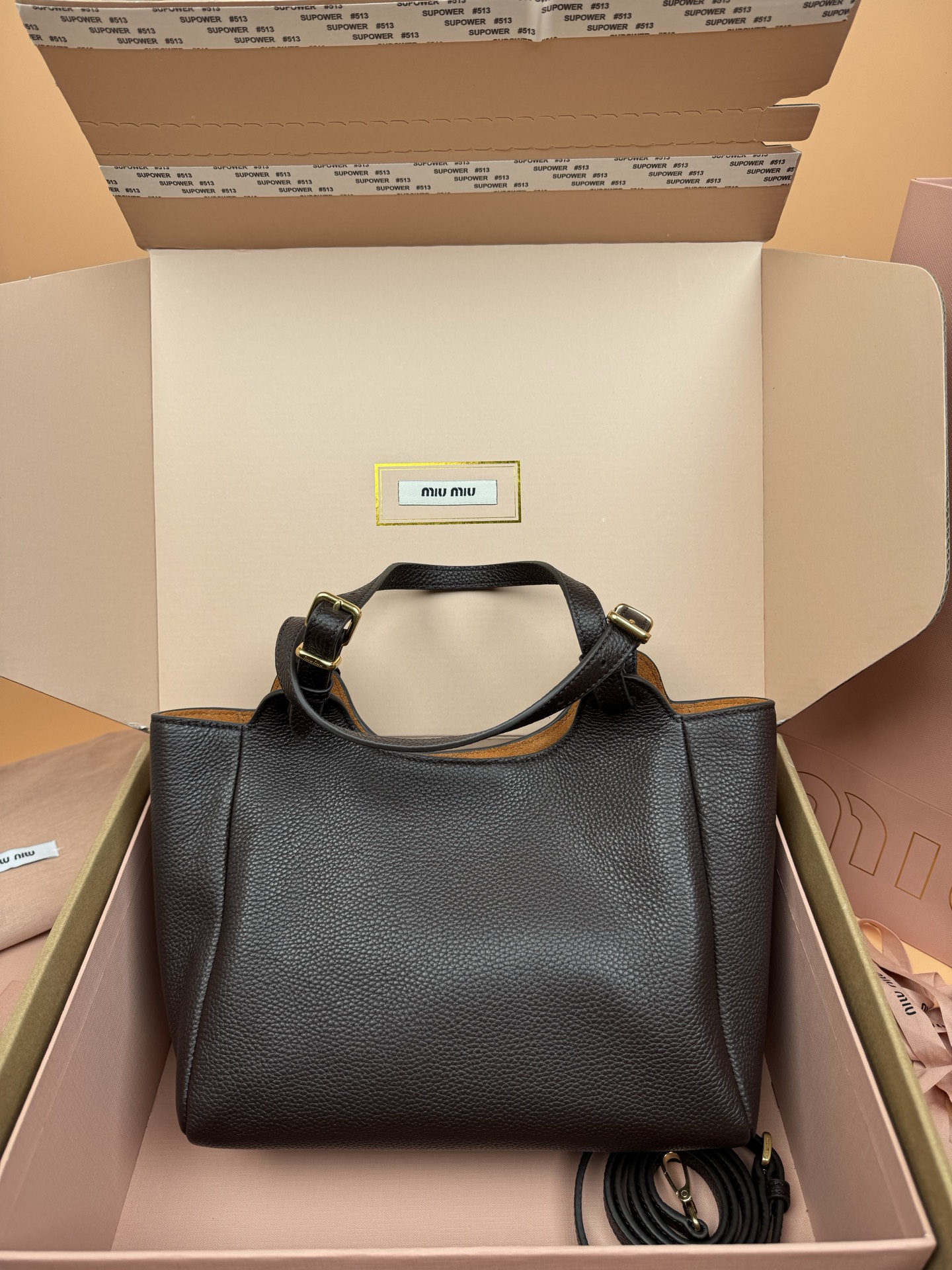 p920。【特级五金原厂皮】25ss 秋冬伊势丹限定篮子包
「咖啡」
秋冬季仍然少不了的伊势丹限定系列占时尚圈一席之地啦！新款的菜篮子包设计独特皮质柔软，粒面更加耐磨耐用，可调节的肩带支持手拎和单肩，不用担心身高体重问题～包包还配有卡包挂锁增加整体时尚感，内里多分层吸扣设计牢固安全性很高，适合通勤和旅行✈️

尺寸:W2&times;H34&times;D13cm
編號：5BB304