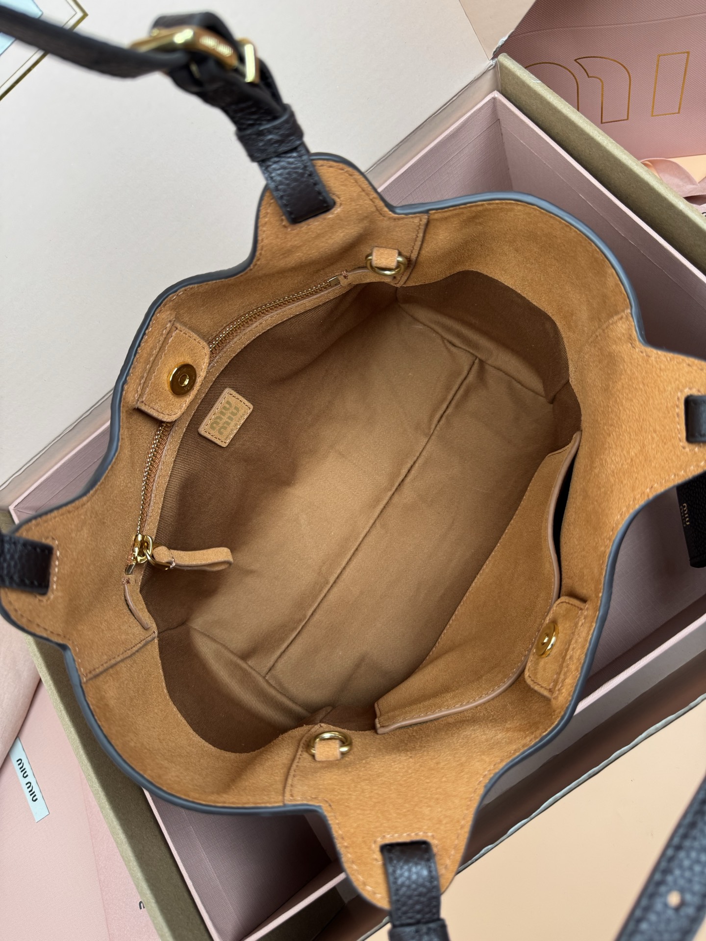 p920。【特级五金原厂皮】25ss 秋冬伊势丹限定篮子包
「咖啡」
秋冬季仍然少不了的伊势丹限定系列占时尚圈一席之地啦！新款的菜篮子包设计独特皮质柔软，粒面更加耐磨耐用，可调节的肩带支持手拎和单肩，不用担心身高体重问题～包包还配有卡包挂锁增加整体时尚感，内里多分层吸扣设计牢固安全性很高，适合通勤和旅行✈️

尺寸:W2&times;H34&times;D13cm
編號：5BB304