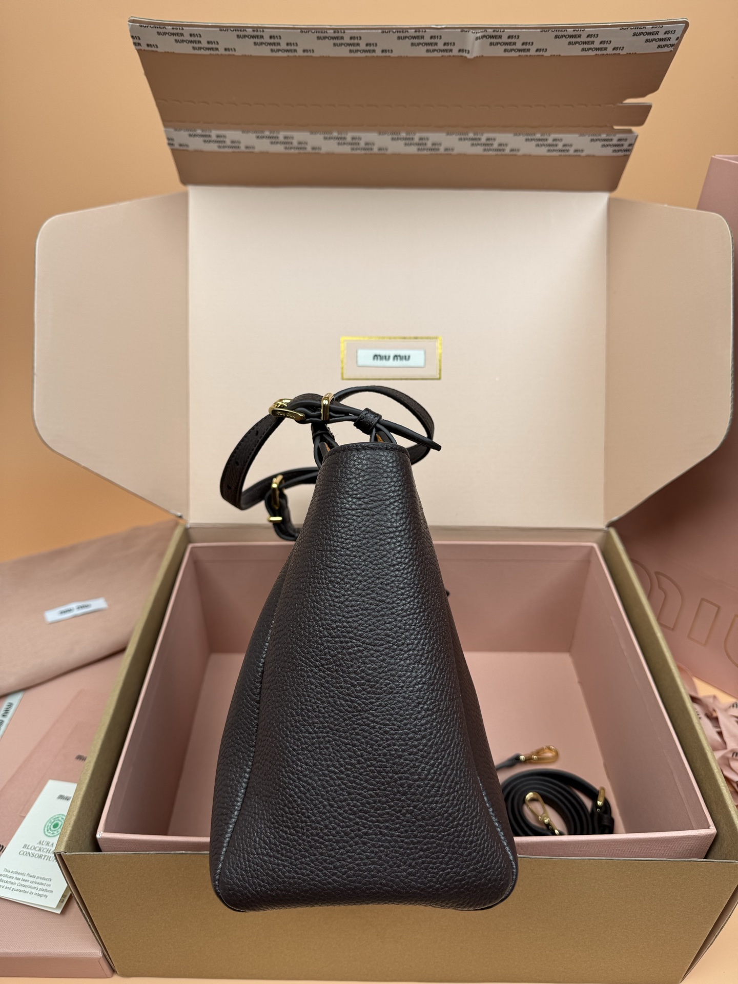 p920。【特级五金原厂皮】25ss 秋冬伊势丹限定篮子包
「咖啡」
秋冬季仍然少不了的伊势丹限定系列占时尚圈一席之地啦！新款的菜篮子包设计独特皮质柔软，粒面更加耐磨耐用，可调节的肩带支持手拎和单肩，不用担心身高体重问题～包包还配有卡包挂锁增加整体时尚感，内里多分层吸扣设计牢固安全性很高，适合通勤和旅行✈️

尺寸:W2&times;H34&times;D13cm
編號：5BB304