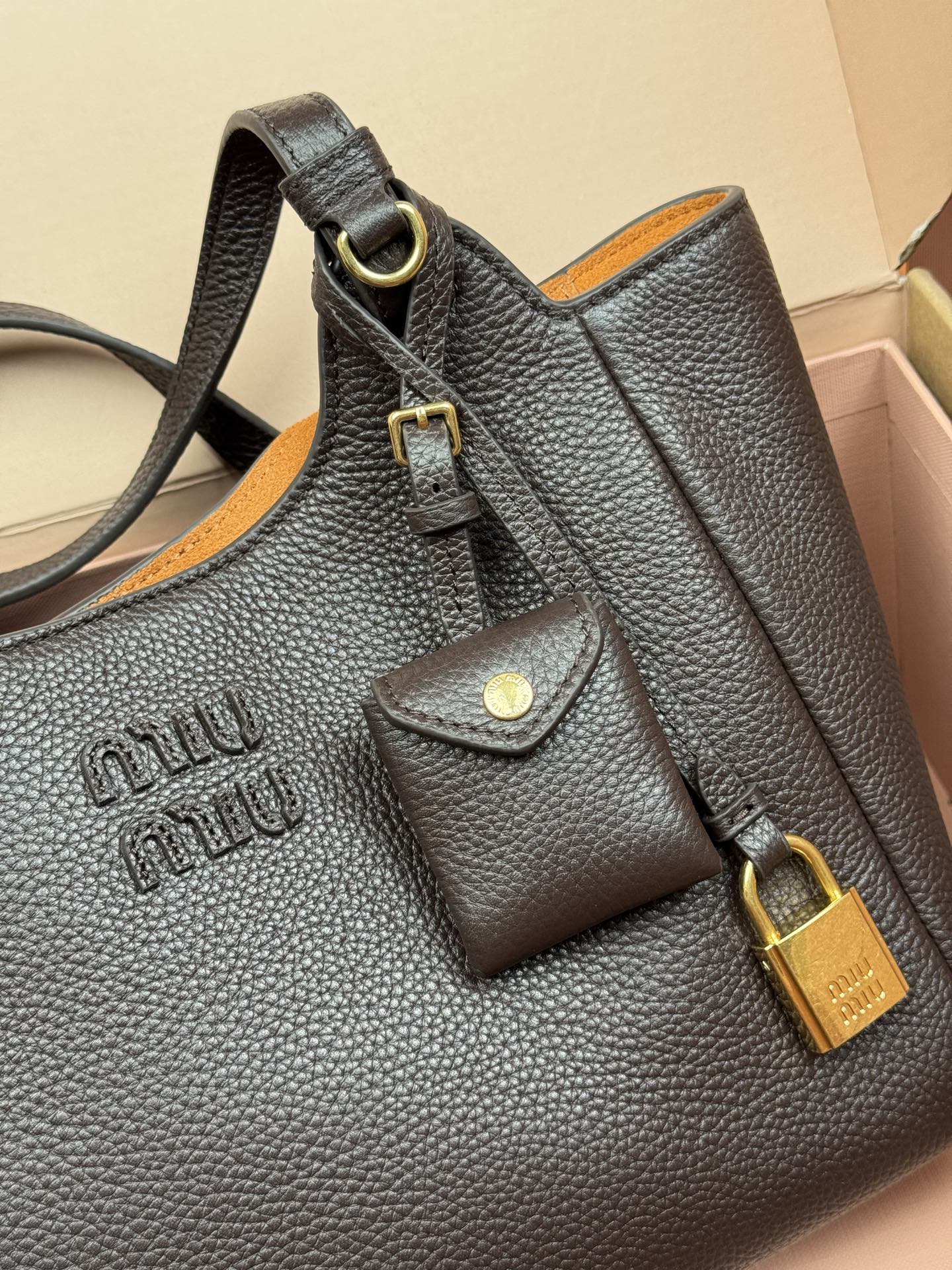 p920。【特级五金原厂皮】25ss 秋冬伊势丹限定篮子包
「咖啡」
秋冬季仍然少不了的伊势丹限定系列占时尚圈一席之地啦！新款的菜篮子包设计独特皮质柔软，粒面更加耐磨耐用，可调节的肩带支持手拎和单肩，不用担心身高体重问题～包包还配有卡包挂锁增加整体时尚感，内里多分层吸扣设计牢固安全性很高，适合通勤和旅行✈️

尺寸:W2&times;H34&times;D13cm
編號：5BB304