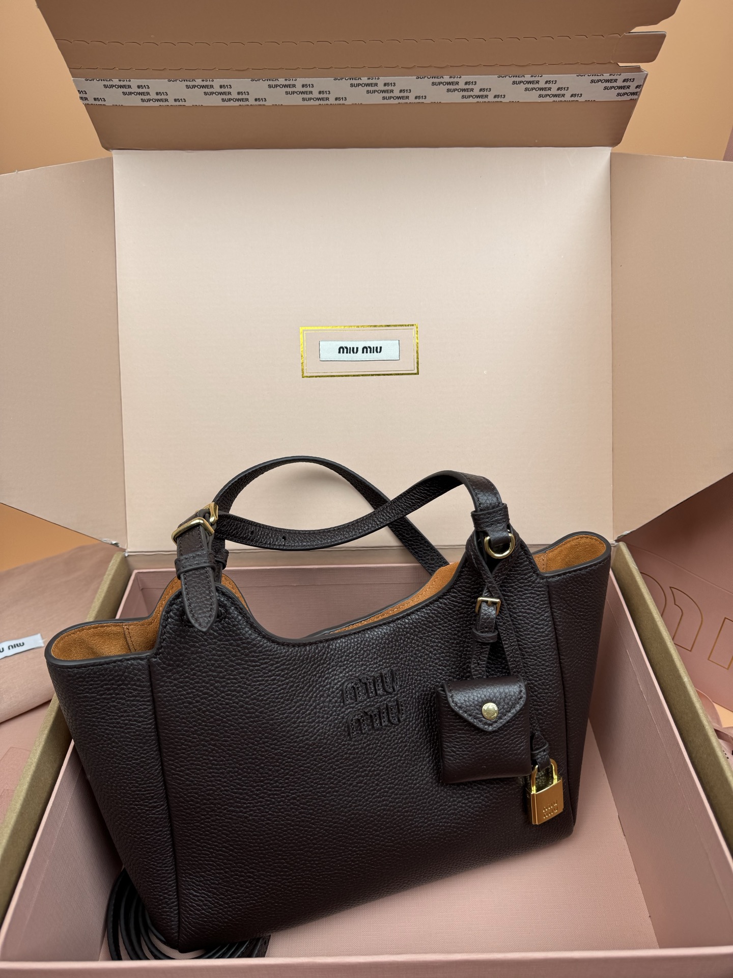 p920。【特级五金原厂皮】25ss 秋冬伊势丹限定篮子包
「咖啡」
秋冬季仍然少不了的伊势丹限定系列占时尚圈一席之地啦！新款的菜篮子包设计独特皮质柔软，粒面更加耐磨耐用，可调节的肩带支持手拎和单肩，不用担心身高体重问题～包包还配有卡包挂锁增加整体时尚感，内里多分层吸扣设计牢固安全性很高，适合通勤和旅行✈️

尺寸:W2&times;H34&times;D13cm
編號：5BB304