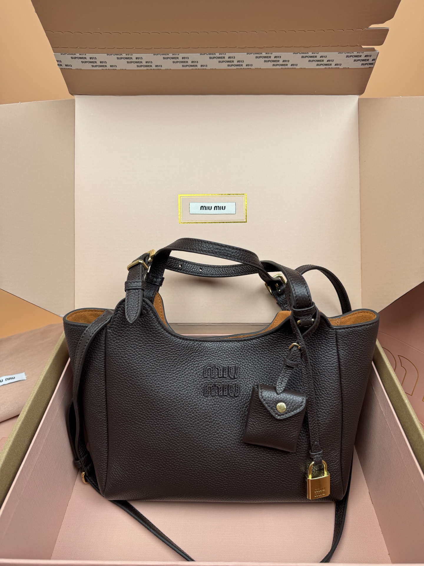 p920。【特级五金原厂皮】25ss 秋冬伊势丹限定篮子包
「咖啡」
秋冬季仍然少不了的伊势丹限定系列占时尚圈一席之地啦！新款的菜篮子包设计独特皮质柔软，粒面更加耐磨耐用，可调节的肩带支持手拎和单肩，不用担心身高体重问题～包包还配有卡包挂锁增加整体时尚感，内里多分层吸扣设计牢固安全性很高，适合通勤和旅行✈️

尺寸:W2&times;H34&times;D13cm
編號：5BB304