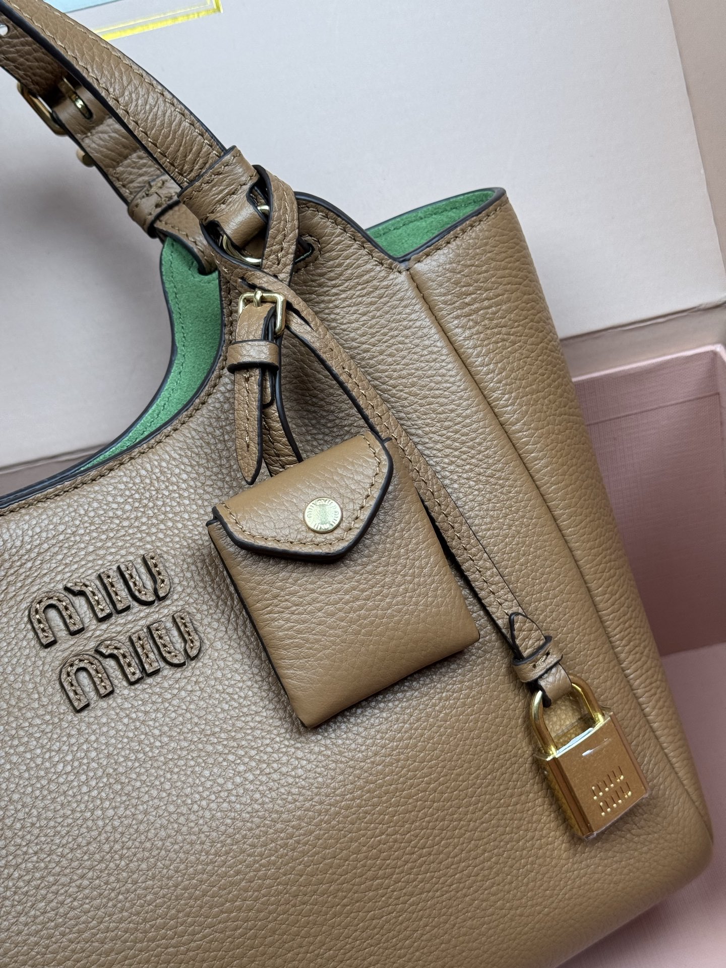 p920。【特级五金原厂皮】25ss 秋冬伊势丹限定篮子包
「焦糖」
秋冬季仍然少不了的伊势丹限定系列占时尚圈一席之地啦！新款的菜篮子包设计独特皮质柔软，粒面更加耐磨耐用，可调节的肩带支持手拎和单肩，不用担心身高体重问题～包包还配有卡包挂锁增加整体时尚感，内里多分层吸扣设计牢固安全性很高，适合通勤和旅行✈️

尺寸:W2&times;H34&times;D13cm
編號：5BB304