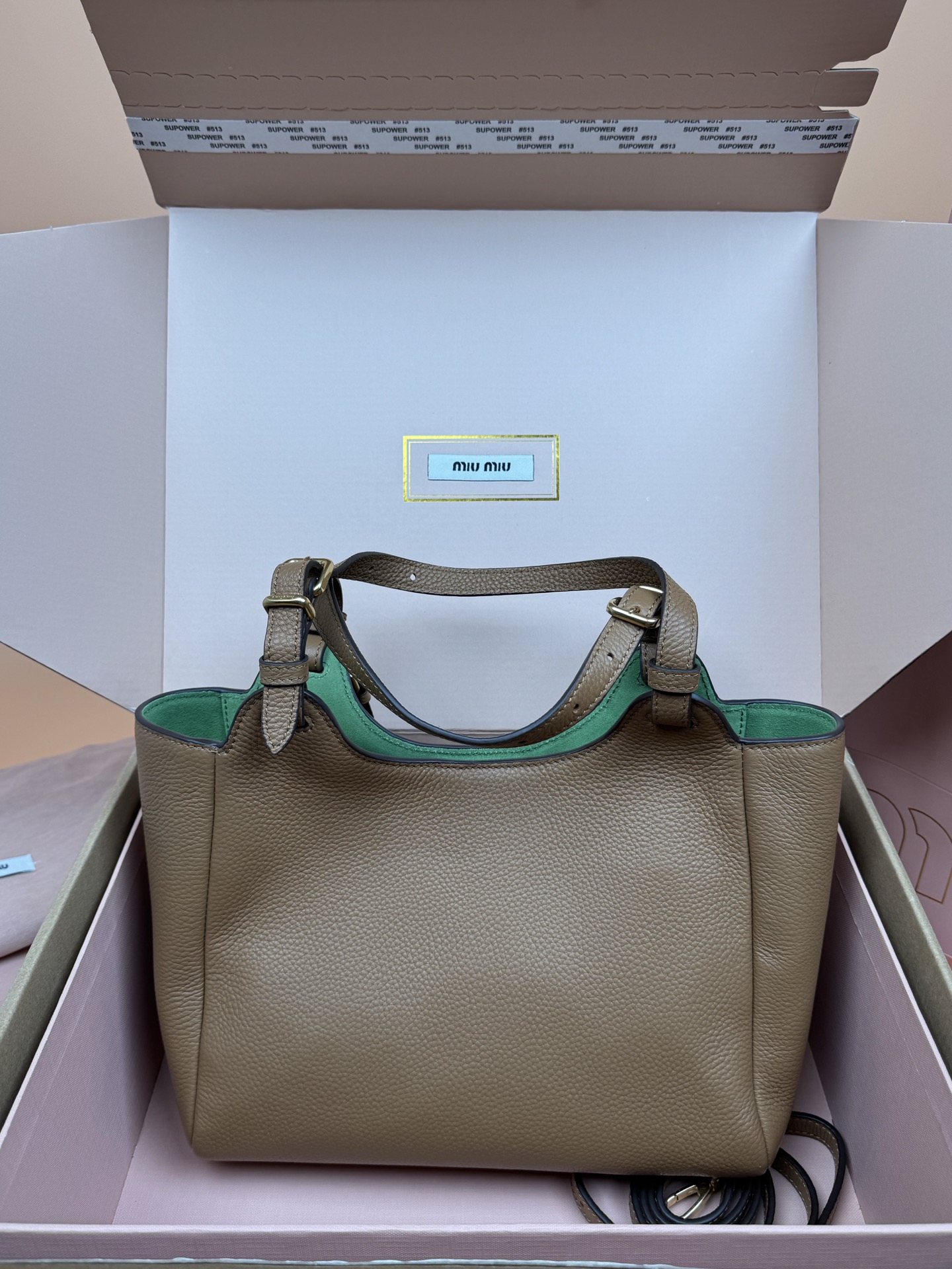 p920。【特级五金原厂皮】25ss 秋冬伊势丹限定篮子包
「焦糖」
秋冬季仍然少不了的伊势丹限定系列占时尚圈一席之地啦！新款的菜篮子包设计独特皮质柔软，粒面更加耐磨耐用，可调节的肩带支持手拎和单肩，不用担心身高体重问题～包包还配有卡包挂锁增加整体时尚感，内里多分层吸扣设计牢固安全性很高，适合通勤和旅行✈️

尺寸:W2&times;H34&times;D13cm
編號：5BB304