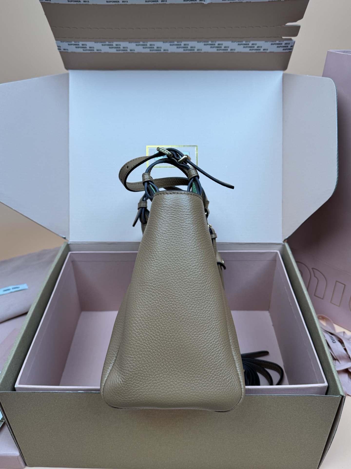 p920。【特级五金原厂皮】25ss 秋冬伊势丹限定篮子包
「焦糖」
秋冬季仍然少不了的伊势丹限定系列占时尚圈一席之地啦！新款的菜篮子包设计独特皮质柔软，粒面更加耐磨耐用，可调节的肩带支持手拎和单肩，不用担心身高体重问题～包包还配有卡包挂锁增加整体时尚感，内里多分层吸扣设计牢固安全性很高，适合通勤和旅行✈️

尺寸:W2&times;H34&times;D13cm
編號：5BB304