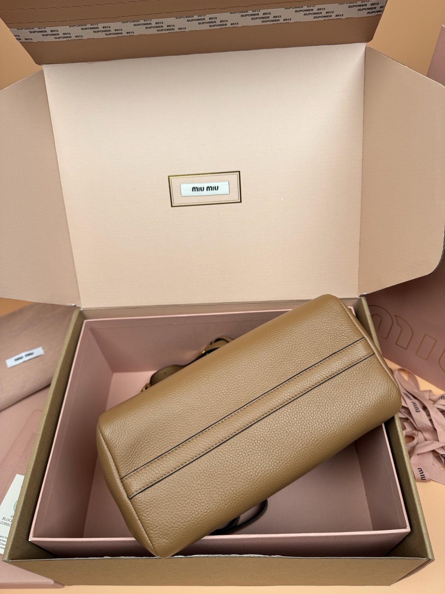 p920。【特级五金原厂皮】25ss 秋冬伊势丹限定篮子包
「焦糖」
秋冬季仍然少不了的伊势丹限定系列占时尚圈一席之地啦！新款的菜篮子包设计独特皮质柔软，粒面更加耐磨耐用，可调节的肩带支持手拎和单肩，不用担心身高体重问题～包包还配有卡包挂锁增加整体时尚感，内里多分层吸扣设计牢固安全性很高，适合通勤和旅行✈️

尺寸:W2&times;H34&times;D13cm
編號：5BB304