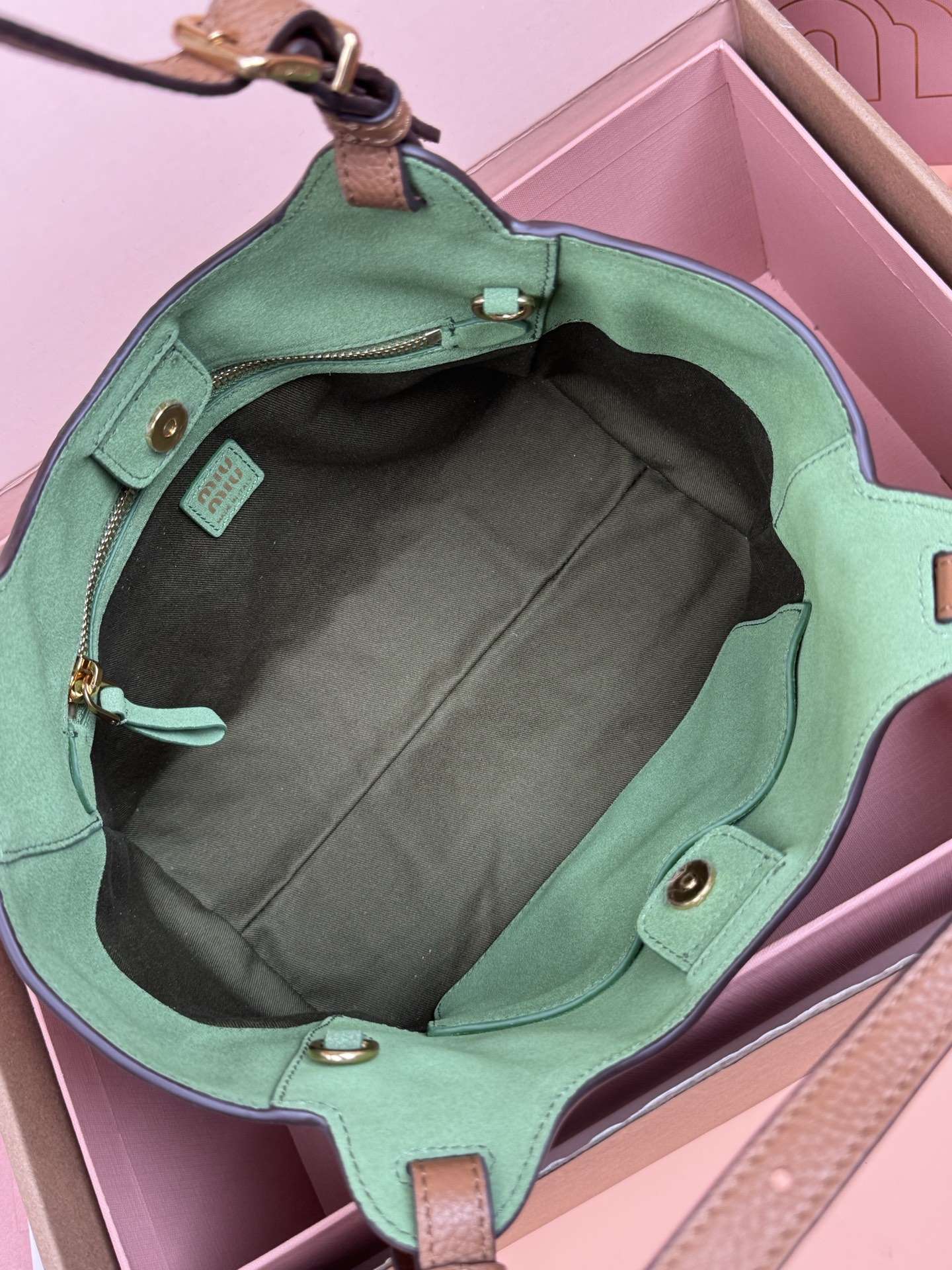 p920。【特级五金原厂皮】25ss 秋冬伊势丹限定篮子包
「焦糖」
秋冬季仍然少不了的伊势丹限定系列占时尚圈一席之地啦！新款的菜篮子包设计独特皮质柔软，粒面更加耐磨耐用，可调节的肩带支持手拎和单肩，不用担心身高体重问题～包包还配有卡包挂锁增加整体时尚感，内里多分层吸扣设计牢固安全性很高，适合通勤和旅行✈️

尺寸:W2&times;H34&times;D13cm
編號：5BB304