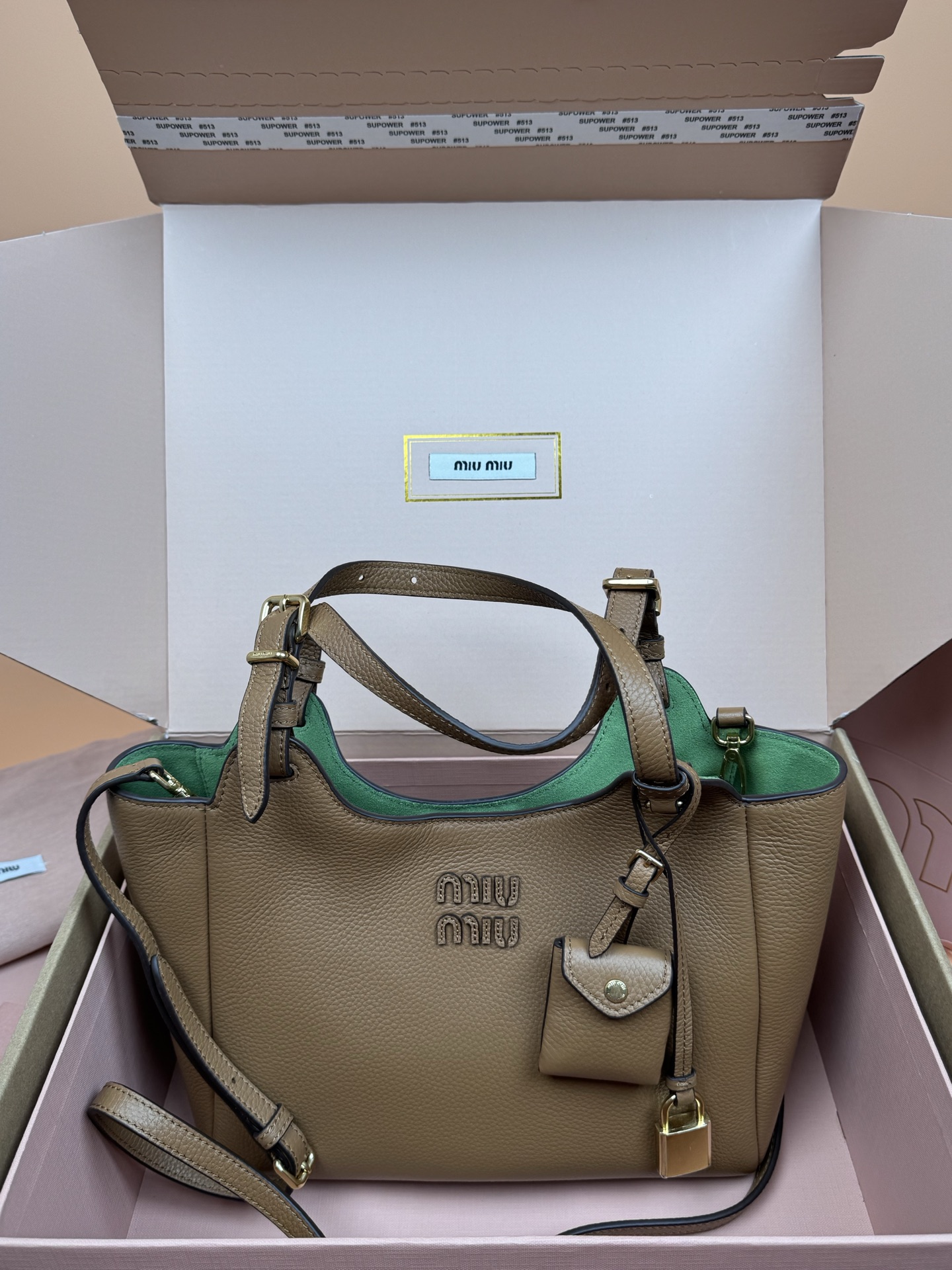 p920。【特级五金原厂皮】25ss 秋冬伊势丹限定篮子包
「焦糖」
秋冬季仍然少不了的伊势丹限定系列占时尚圈一席之地啦！新款的菜篮子包设计独特皮质柔软，粒面更加耐磨耐用，可调节的肩带支持手拎和单肩，不用担心身高体重问题～包包还配有卡包挂锁增加整体时尚感，内里多分层吸扣设计牢固安全性很高，适合通勤和旅行✈️

尺寸:W2&times;H34&times;D13cm
編號：5BB304