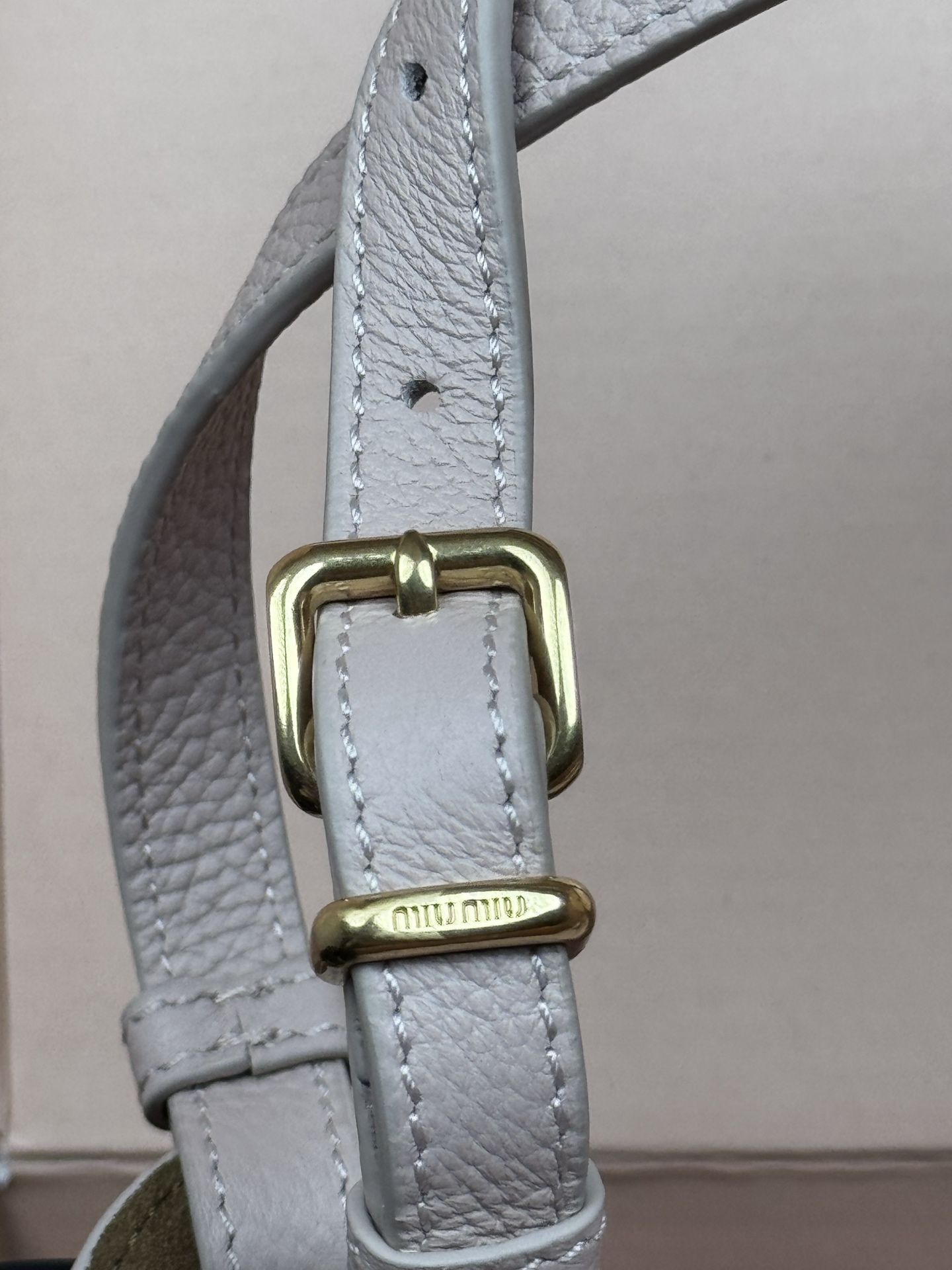 p920。【特级五金原厂皮】25ss 秋冬伊势丹限定篮子包
「粉色」
秋冬季仍然少不了的伊势丹限定系列占时尚圈一席之地啦！新款的菜篮子包设计独特皮质柔软，粒面更加耐磨耐用，可调节的肩带支持手拎和单肩，不用担心身高体重问题～包包还配有卡包挂锁增加整体时尚感，内里多分层吸扣设计牢固安全性很高，适合通勤和旅行✈️

尺寸:W2&times;H34&times;D13cm
編號：5BB304