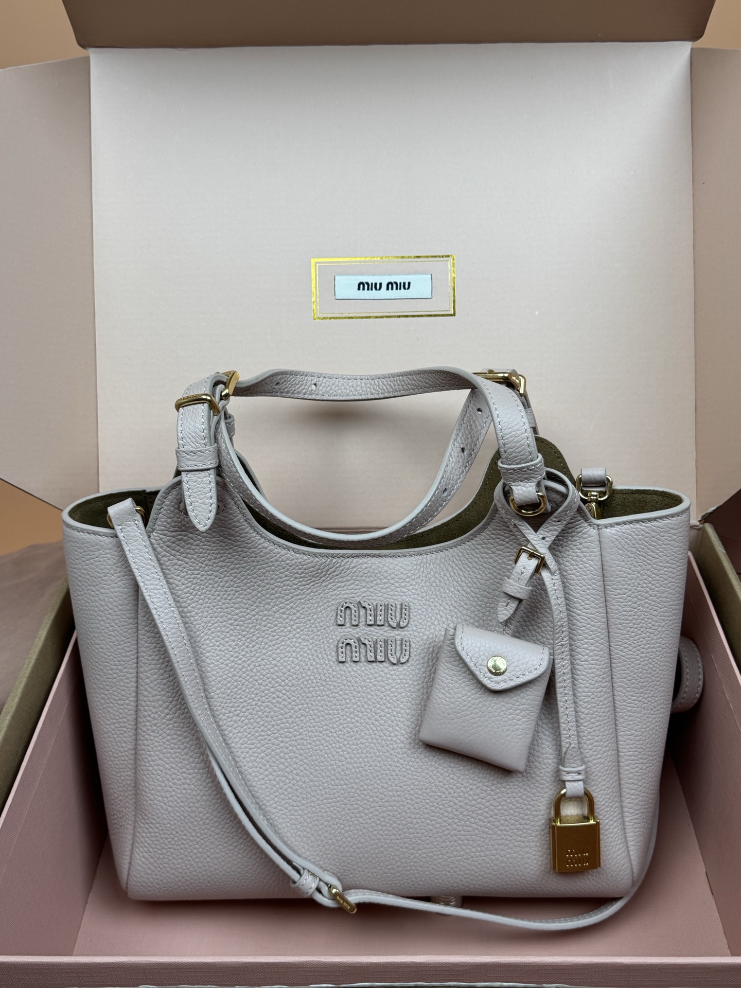 p920。【特级五金原厂皮】25ss 秋冬伊势丹限定篮子包
「粉色」
秋冬季仍然少不了的伊势丹限定系列占时尚圈一席之地啦！新款的菜篮子包设计独特皮质柔软，粒面更加耐磨耐用，可调节的肩带支持手拎和单肩，不用担心身高体重问题～包包还配有卡包挂锁增加整体时尚感，内里多分层吸扣设计牢固安全性很高，适合通勤和旅行✈️

尺寸:W2&times;H34&times;D13cm
編號：5BB304