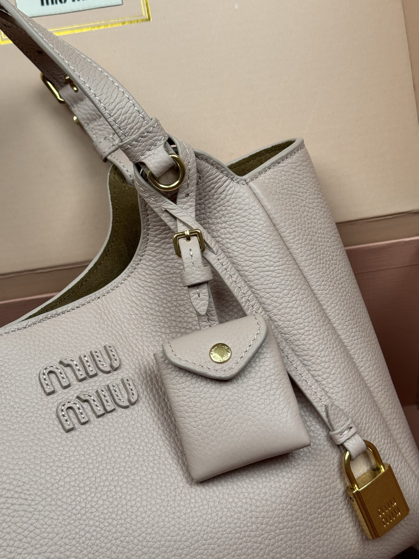 p920。【特级五金原厂皮】25ss 秋冬伊势丹限定篮子包
「粉色」
秋冬季仍然少不了的伊势丹限定系列占时尚圈一席之地啦！新款的菜篮子包设计独特皮质柔软，粒面更加耐磨耐用，可调节的肩带支持手拎和单肩，不用担心身高体重问题～包包还配有卡包挂锁增加整体时尚感，内里多分层吸扣设计牢固安全性很高，适合通勤和旅行✈️

尺寸:W2&times;H34&times;D13cm
編號：5BB304