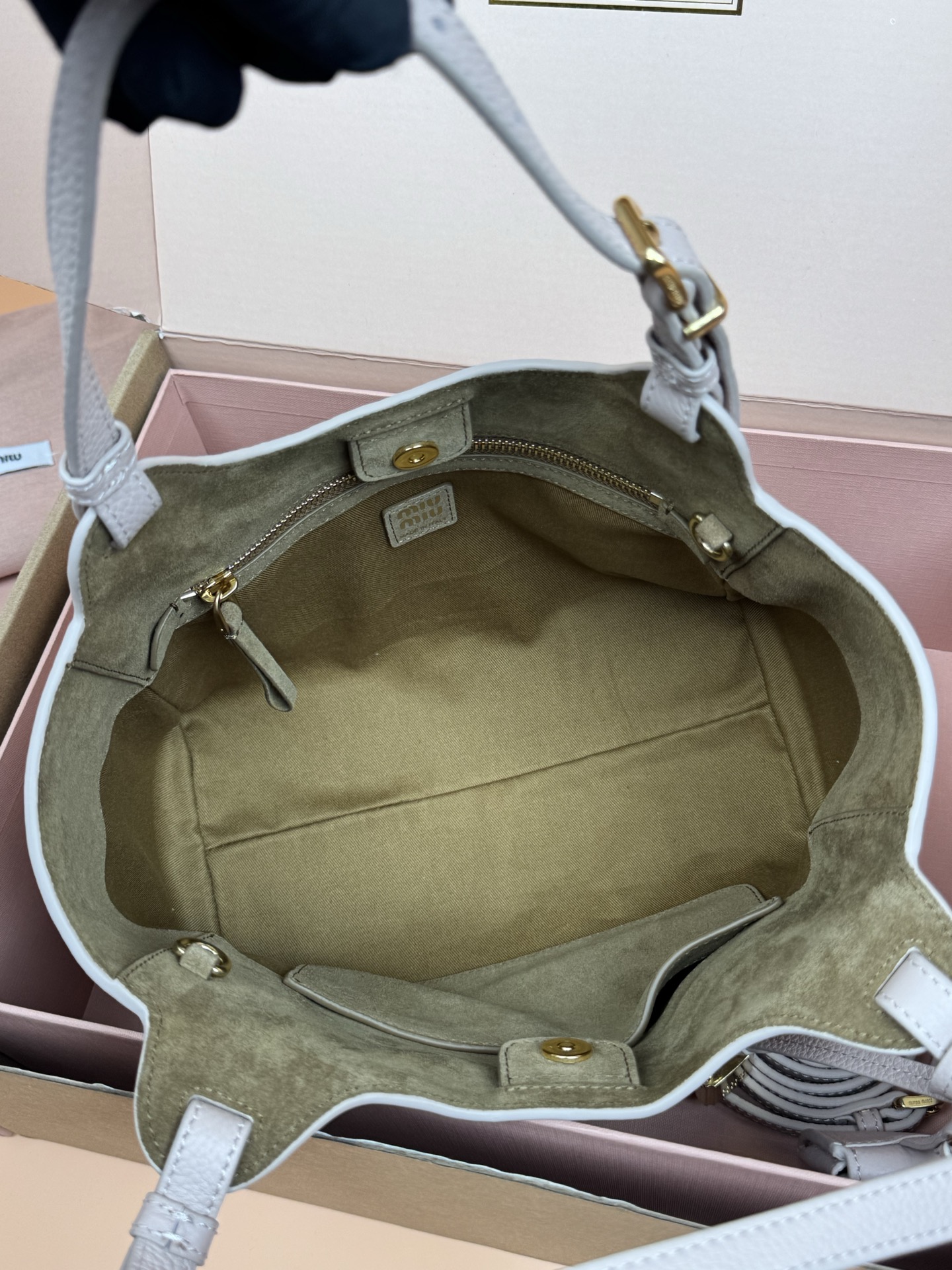 p920。【特级五金原厂皮】25ss 秋冬伊势丹限定篮子包
「粉色」
秋冬季仍然少不了的伊势丹限定系列占时尚圈一席之地啦！新款的菜篮子包设计独特皮质柔软，粒面更加耐磨耐用，可调节的肩带支持手拎和单肩，不用担心身高体重问题～包包还配有卡包挂锁增加整体时尚感，内里多分层吸扣设计牢固安全性很高，适合通勤和旅行✈️

尺寸:W2&times;H34&times;D13cm
編號：5BB304