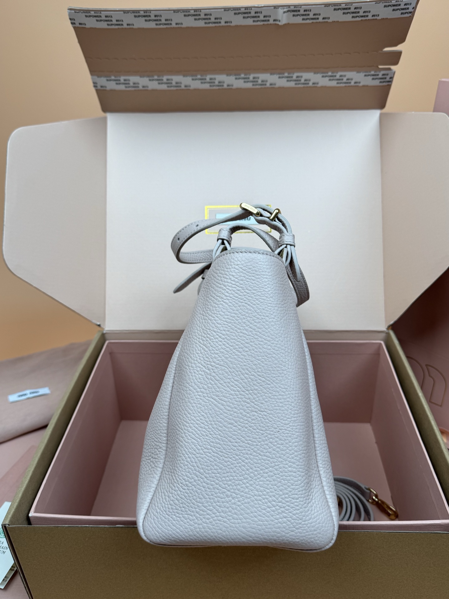 p920。【特级五金原厂皮】25ss 秋冬伊势丹限定篮子包
「粉色」
秋冬季仍然少不了的伊势丹限定系列占时尚圈一席之地啦！新款的菜篮子包设计独特皮质柔软，粒面更加耐磨耐用，可调节的肩带支持手拎和单肩，不用担心身高体重问题～包包还配有卡包挂锁增加整体时尚感，内里多分层吸扣设计牢固安全性很高，适合通勤和旅行✈️

尺寸:W2&times;H34&times;D13cm
編號：5BB304