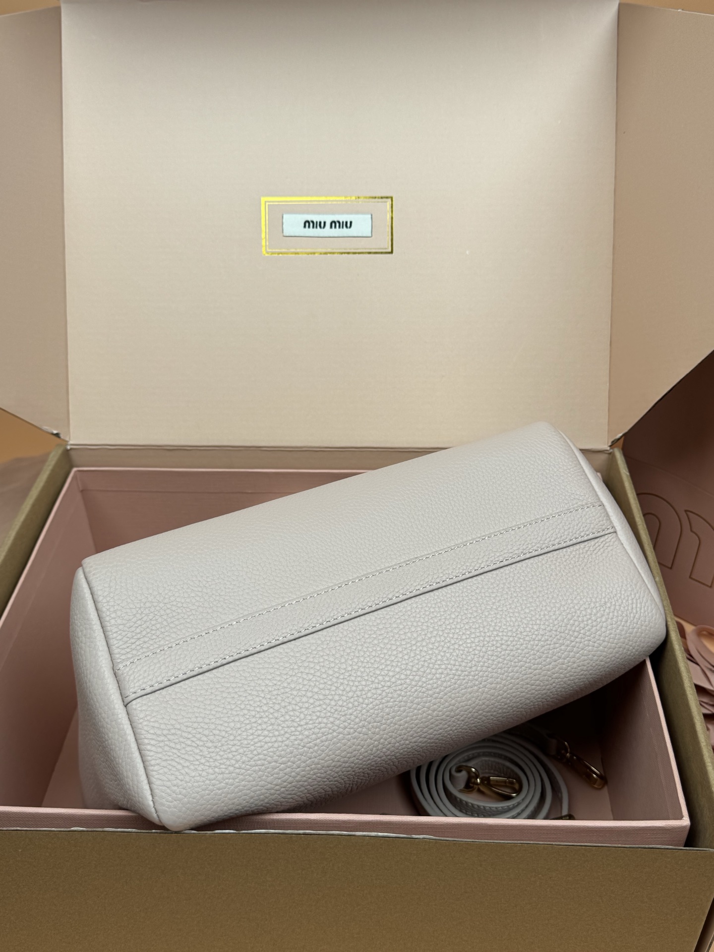 p920。【特级五金原厂皮】25ss 秋冬伊势丹限定篮子包
「粉色」
秋冬季仍然少不了的伊势丹限定系列占时尚圈一席之地啦！新款的菜篮子包设计独特皮质柔软，粒面更加耐磨耐用，可调节的肩带支持手拎和单肩，不用担心身高体重问题～包包还配有卡包挂锁增加整体时尚感，内里多分层吸扣设计牢固安全性很高，适合通勤和旅行✈️

尺寸:W2&times;H34&times;D13cm
編號：5BB304